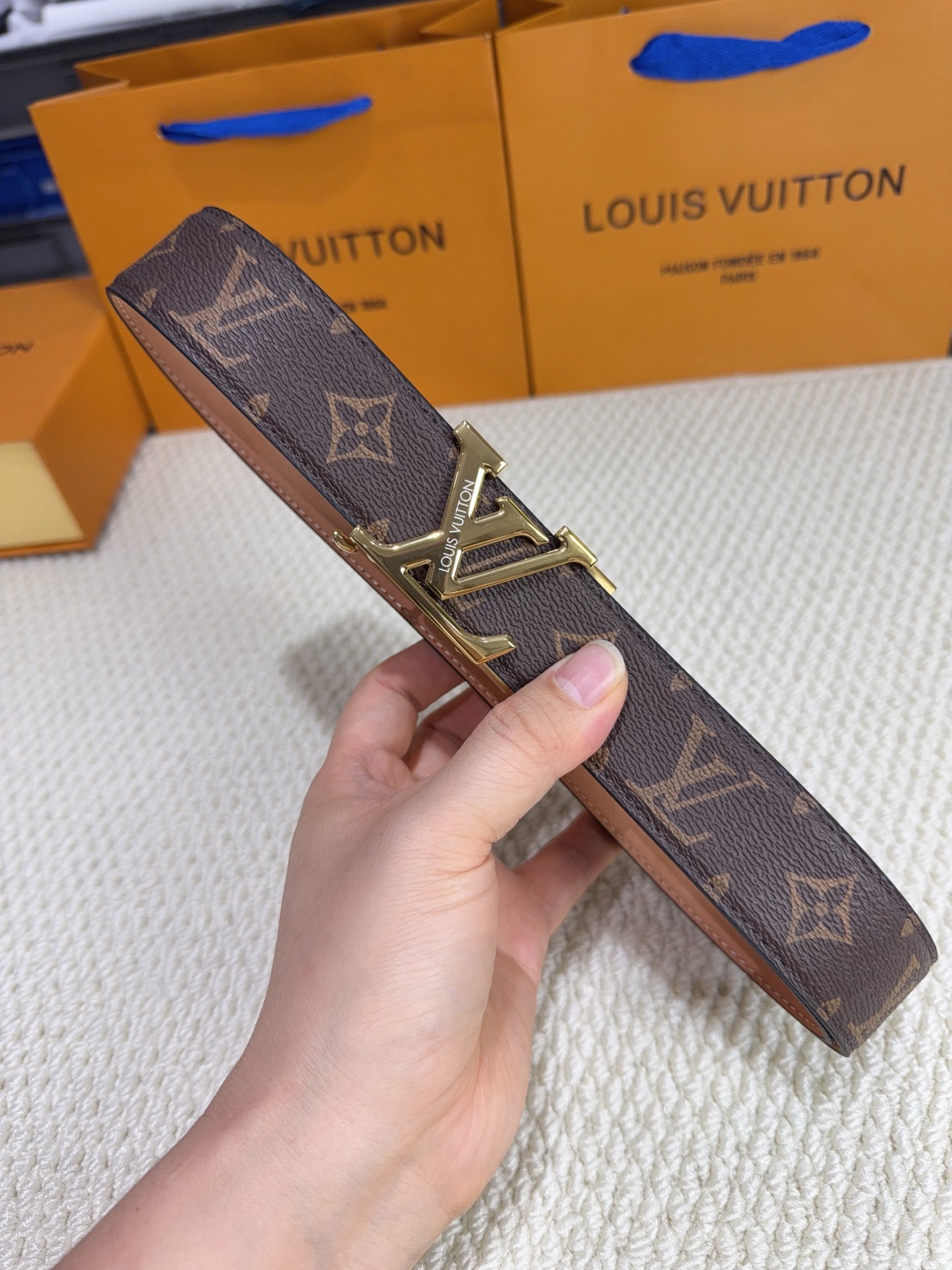 LV  男士自动带  全套包装 专柜对版金属扣，头层牛皮自动外用腰带，商务通勤休闲场合均适合佩戴。3.5cm