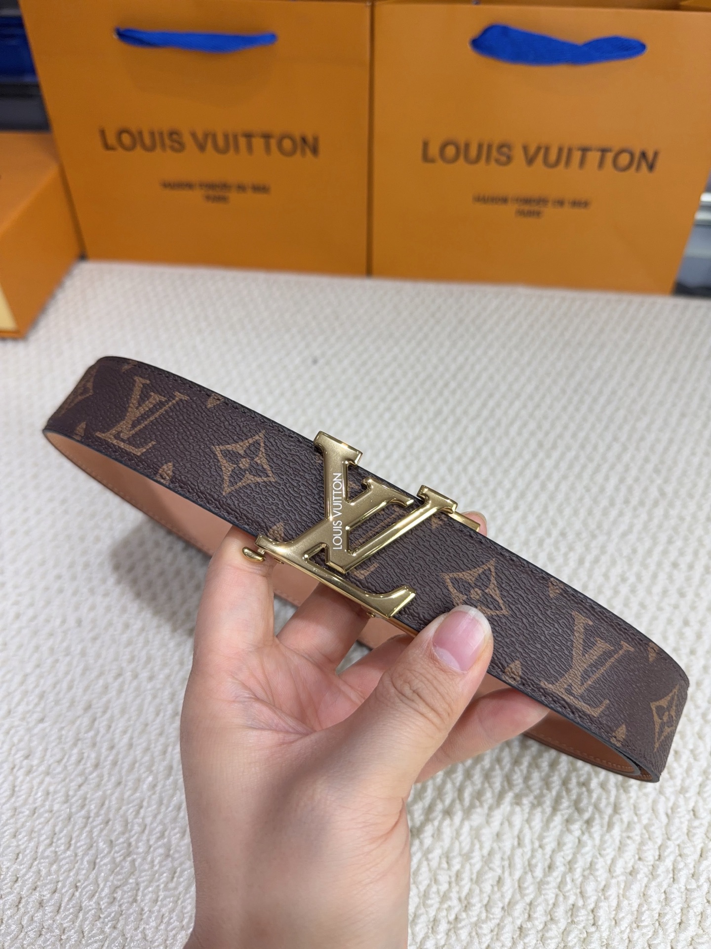 LV  男士自动带  全套包装 专柜对版金属扣，头层牛皮自动外用腰带，商务通勤休闲场合均适合佩戴。3.5cm