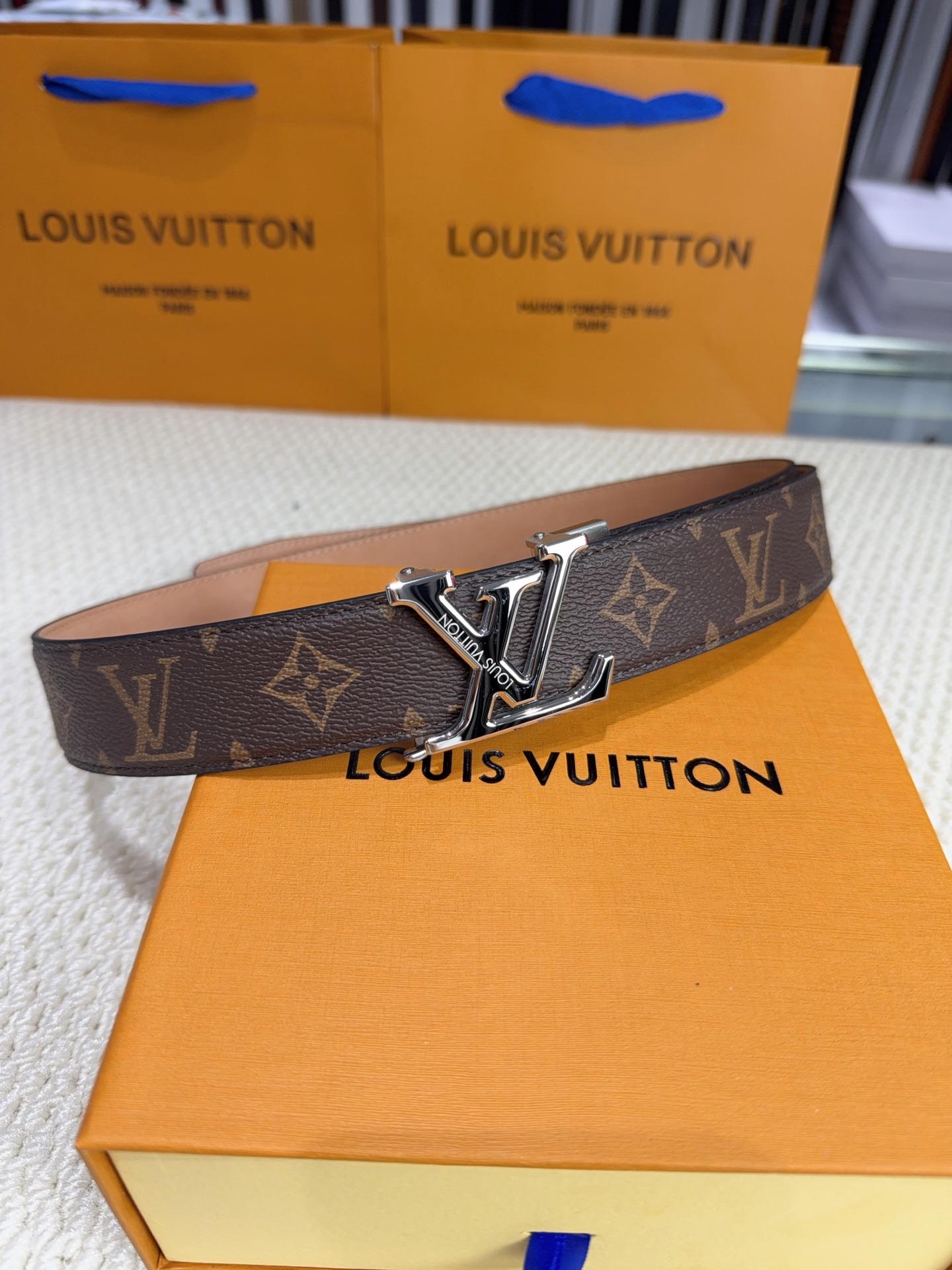 LV  男士自动带  全套包装 专柜对版金属扣，头层牛皮自动外用腰带，商务通勤休闲场合均适合佩戴。3.5cm