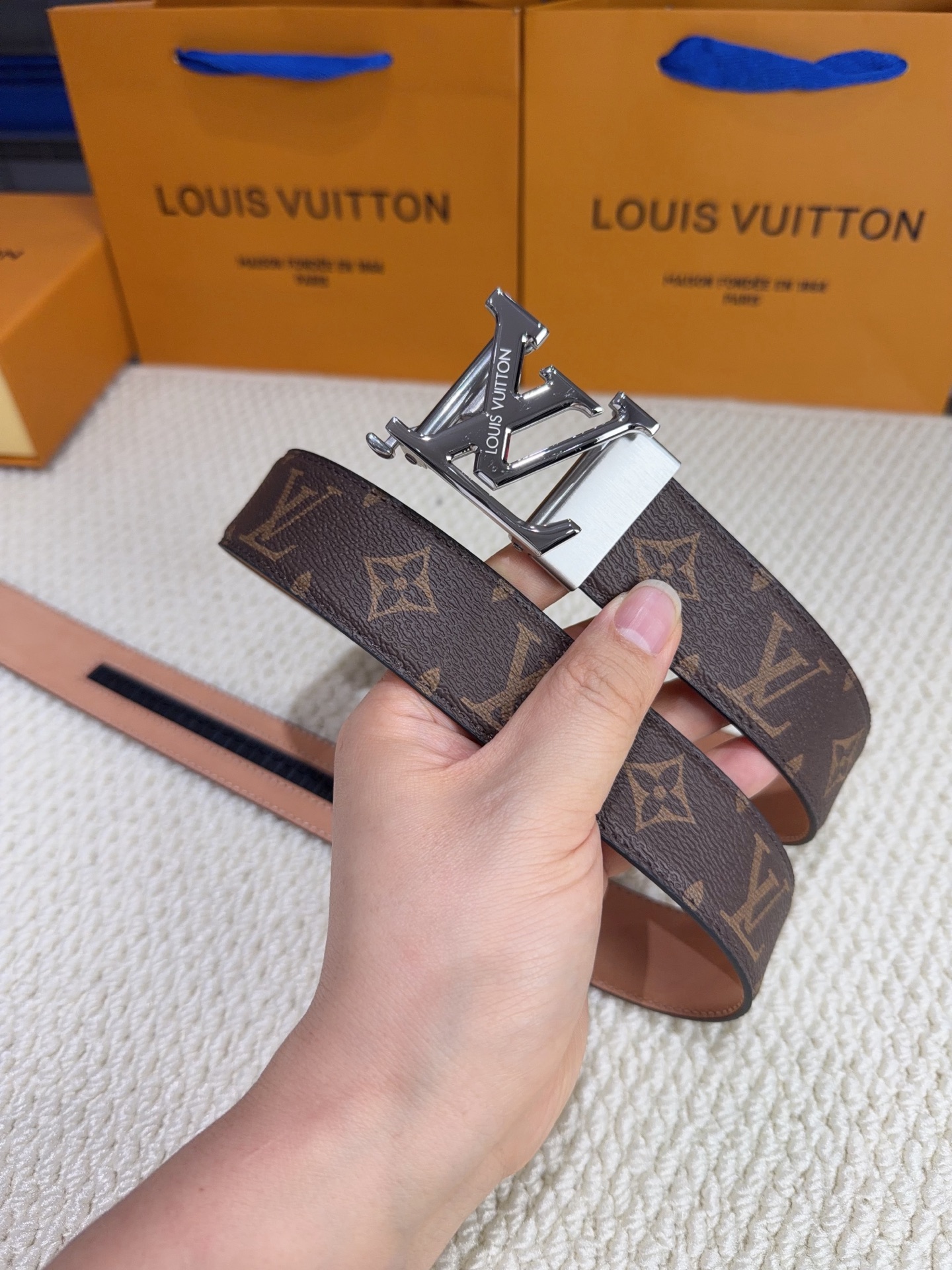 LV  男士自动带  全套包装 专柜对版金属扣，头层牛皮自动外用腰带，商务通勤休闲场合均适合佩戴。3.5cm