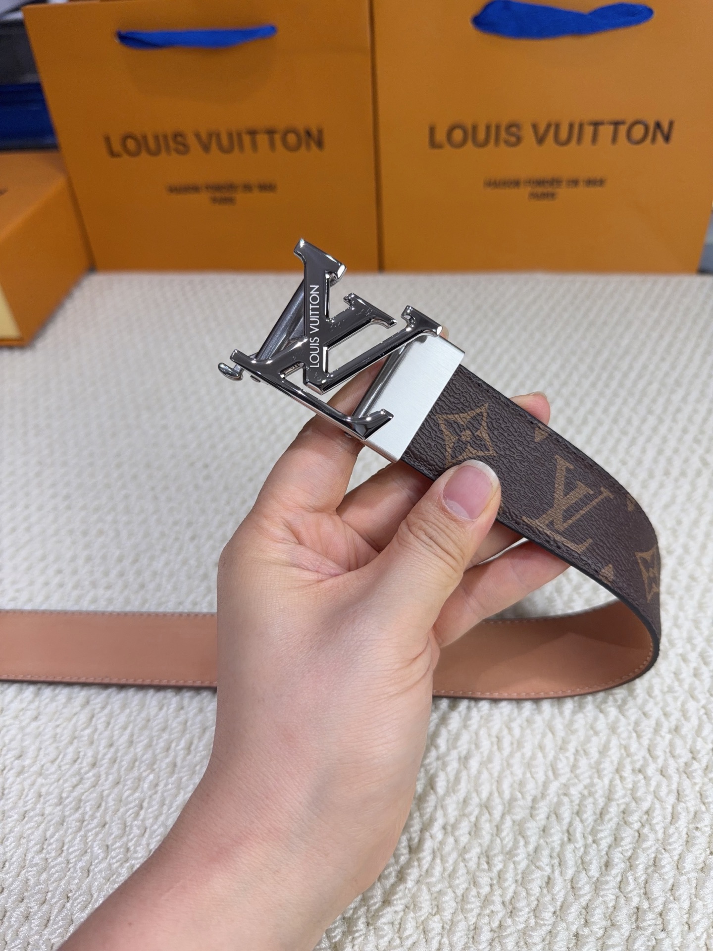 LV  男士自动带  全套包装 专柜对版金属扣，头层牛皮自动外用腰带，商务通勤休闲场合均适合佩戴。3.5cm