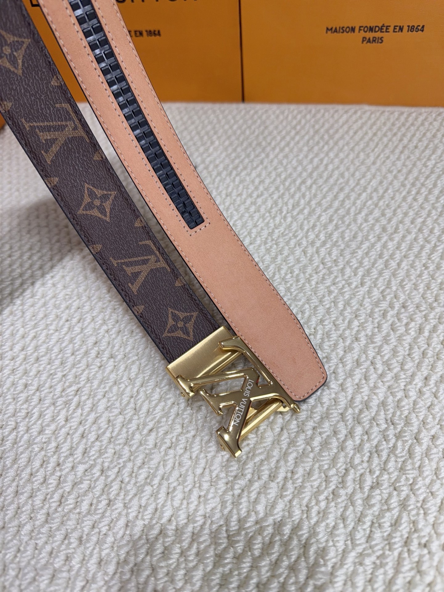 LV  男士自动带  全套包装 专柜对版金属扣，头层牛皮自动外用腰带，商务通勤休闲场合均适合佩戴。3.5cm