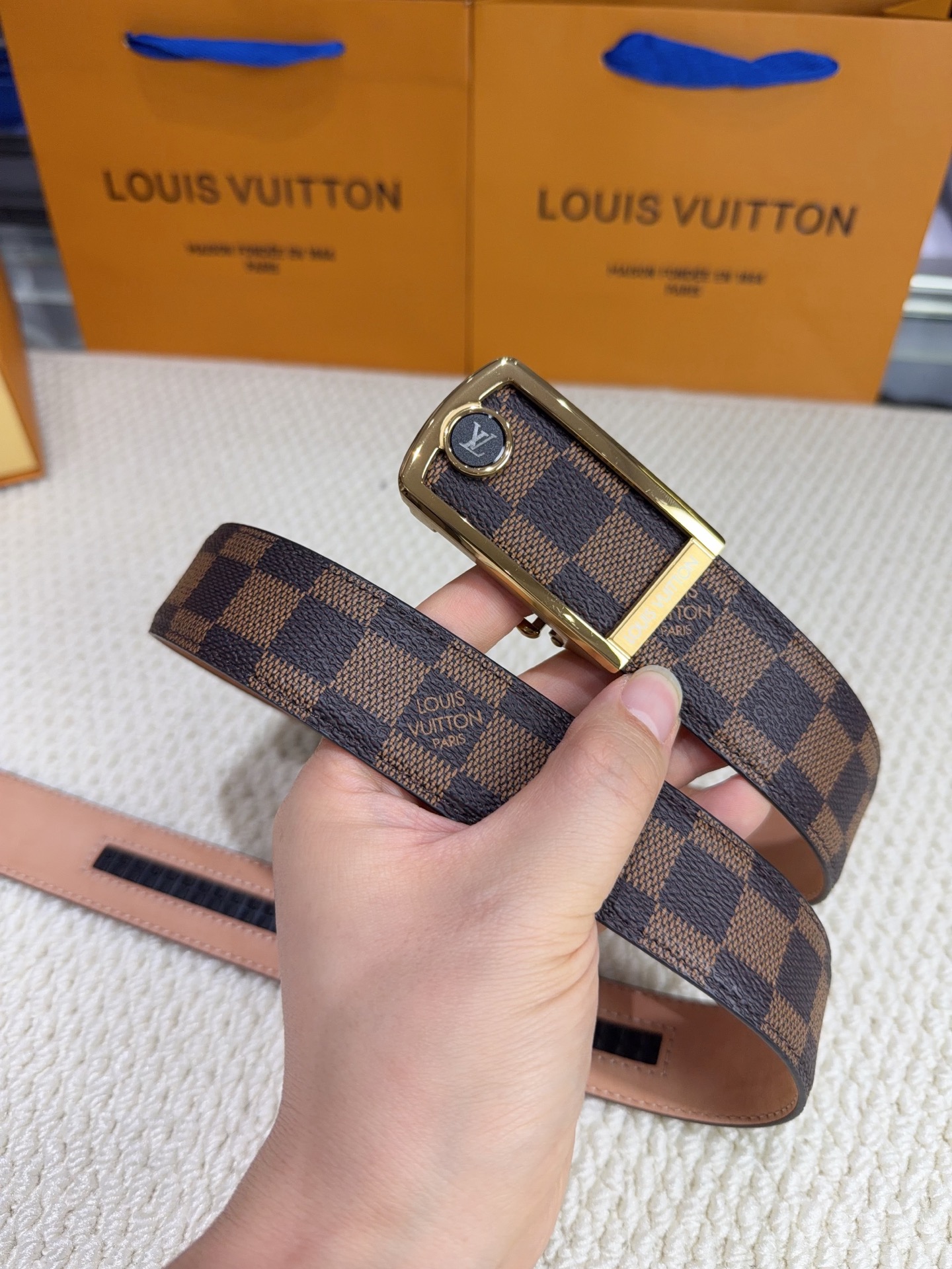 LV 男士自动带 全套包装 专柜对版金属扣,头层牛皮自动外用腰带,商务通勤休闲场合均适合佩戴。3.5cm LV 男士自动带 全套包装 专柜对版金属扣,头层牛皮自动外用腰带,商务通勤休闲场合均适合佩戴。3.5cm