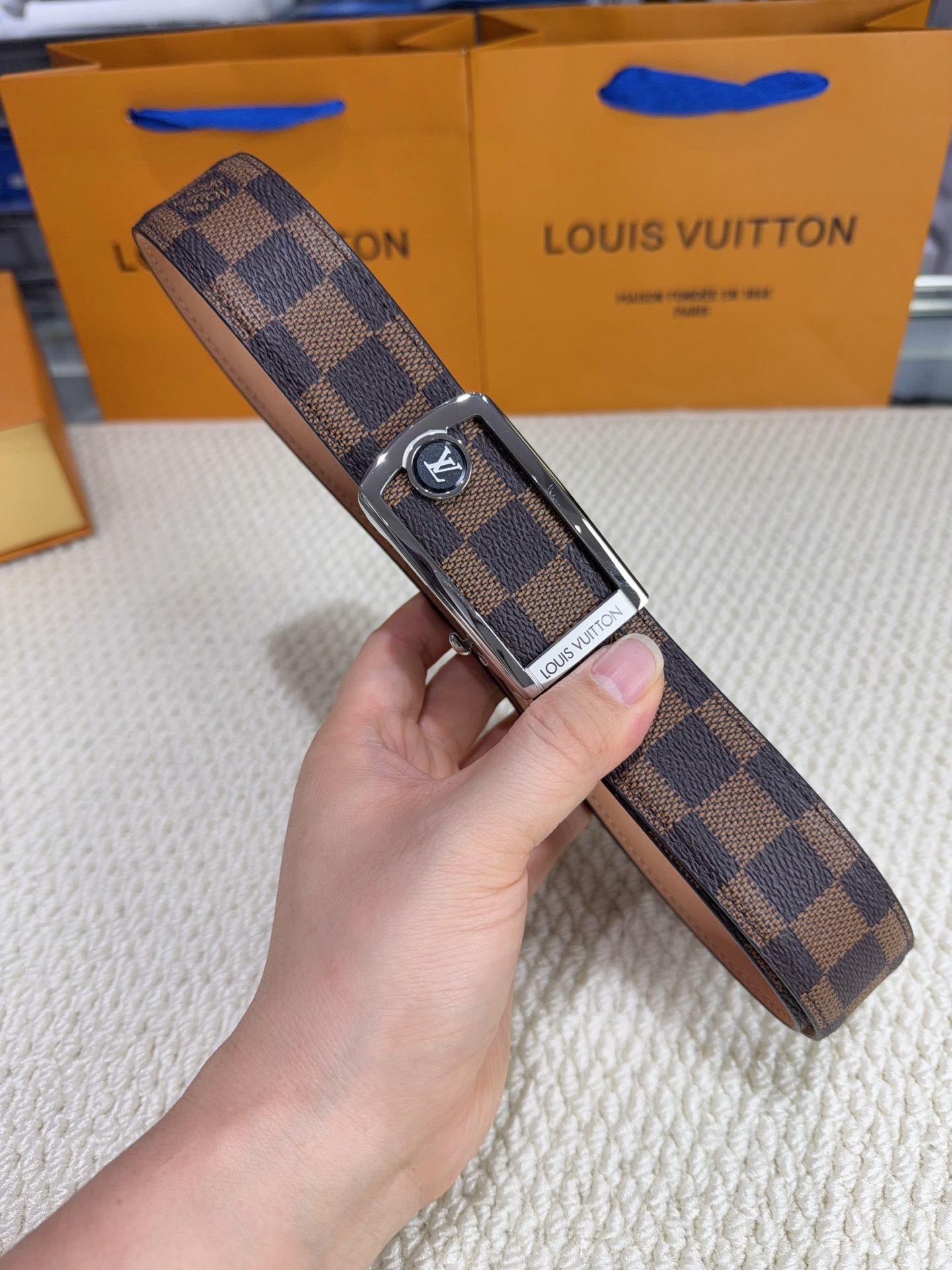 LV 男士自动带 全套包装 专柜对版金属扣,头层牛皮自动外用腰带,商务通勤休闲场合均适合佩戴。3.5cm LV 男士自动带 全套包装 专柜对版金属扣,头层牛皮自动外用腰带,商务通勤休闲场合均适合佩戴。3.5cm