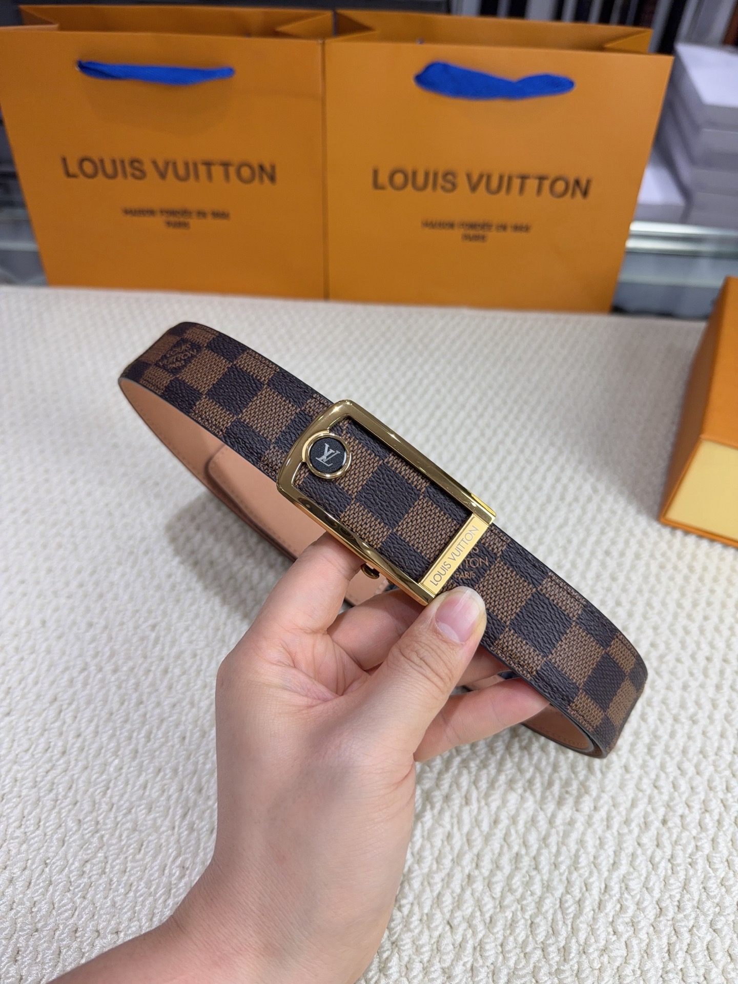LV 男士自动带 全套包装 专柜对版金属扣,头层牛皮自动外用腰带,商务通勤休闲场合均适合佩戴。3.5cm LV 男士自动带 全套包装 专柜对版金属扣,头层牛皮自动外用腰带,商务通勤休闲场合均适合佩戴。3.5cm