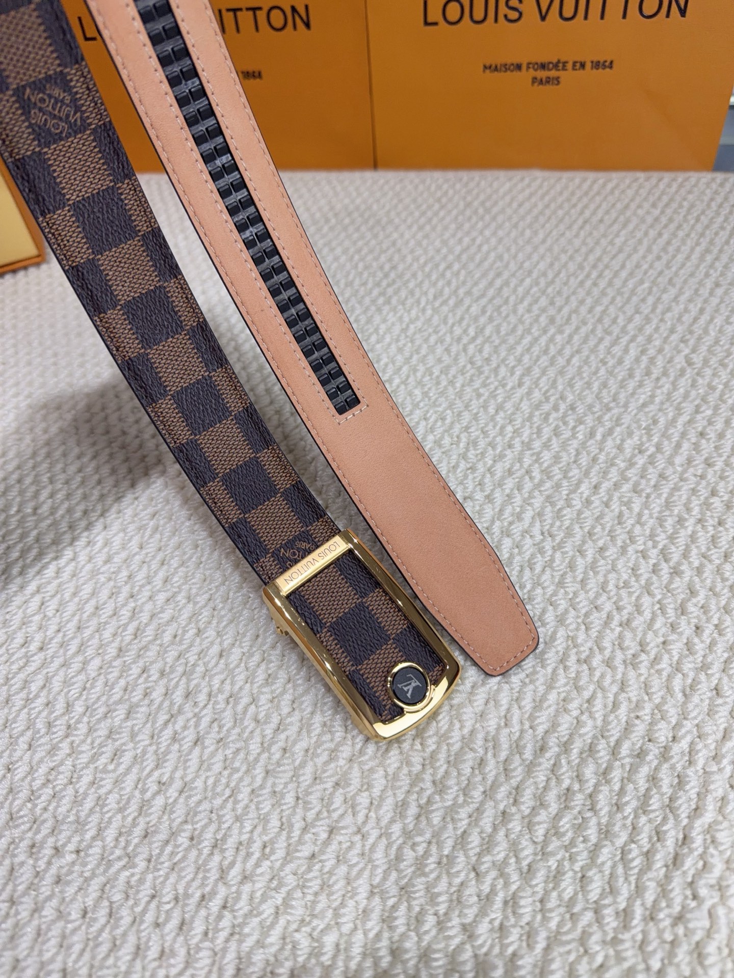 LV 男士自动带 全套包装 专柜对版金属扣,头层牛皮自动外用腰带,商务通勤休闲场合均适合佩戴。3.5cm LV 男士自动带 全套包装 专柜对版金属扣,头层牛皮自动外用腰带,商务通勤休闲场合均适合佩戴。3.5cm