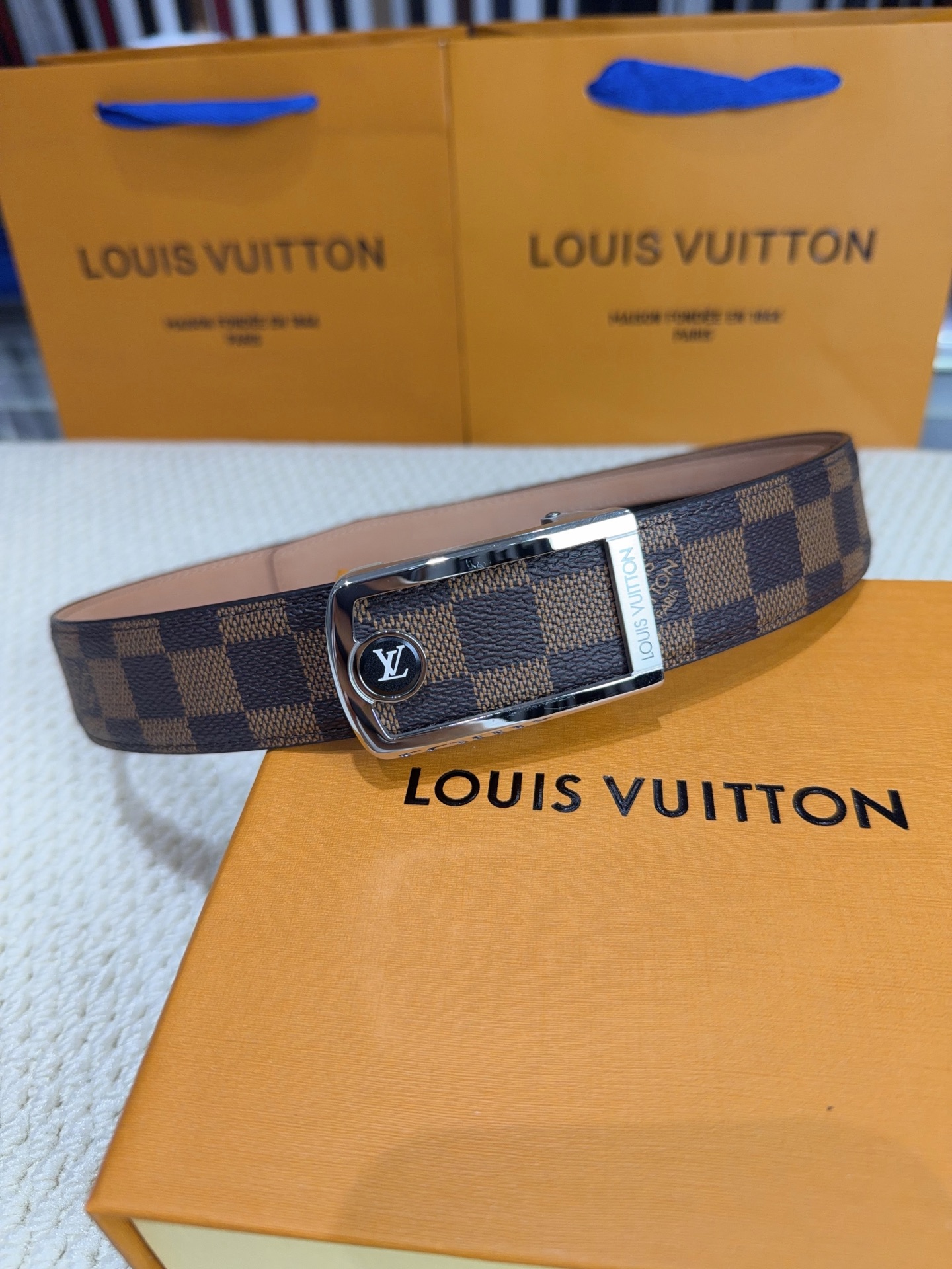 LV 男士自动带 全套包装 专柜对版金属扣,头层牛皮自动外用腰带,商务通勤休闲场合均适合佩戴。3.5cm LV 男士自动带 全套包装 专柜对版金属扣,头层牛皮自动外用腰带,商务通勤休闲场合均适合佩戴。3.5cm