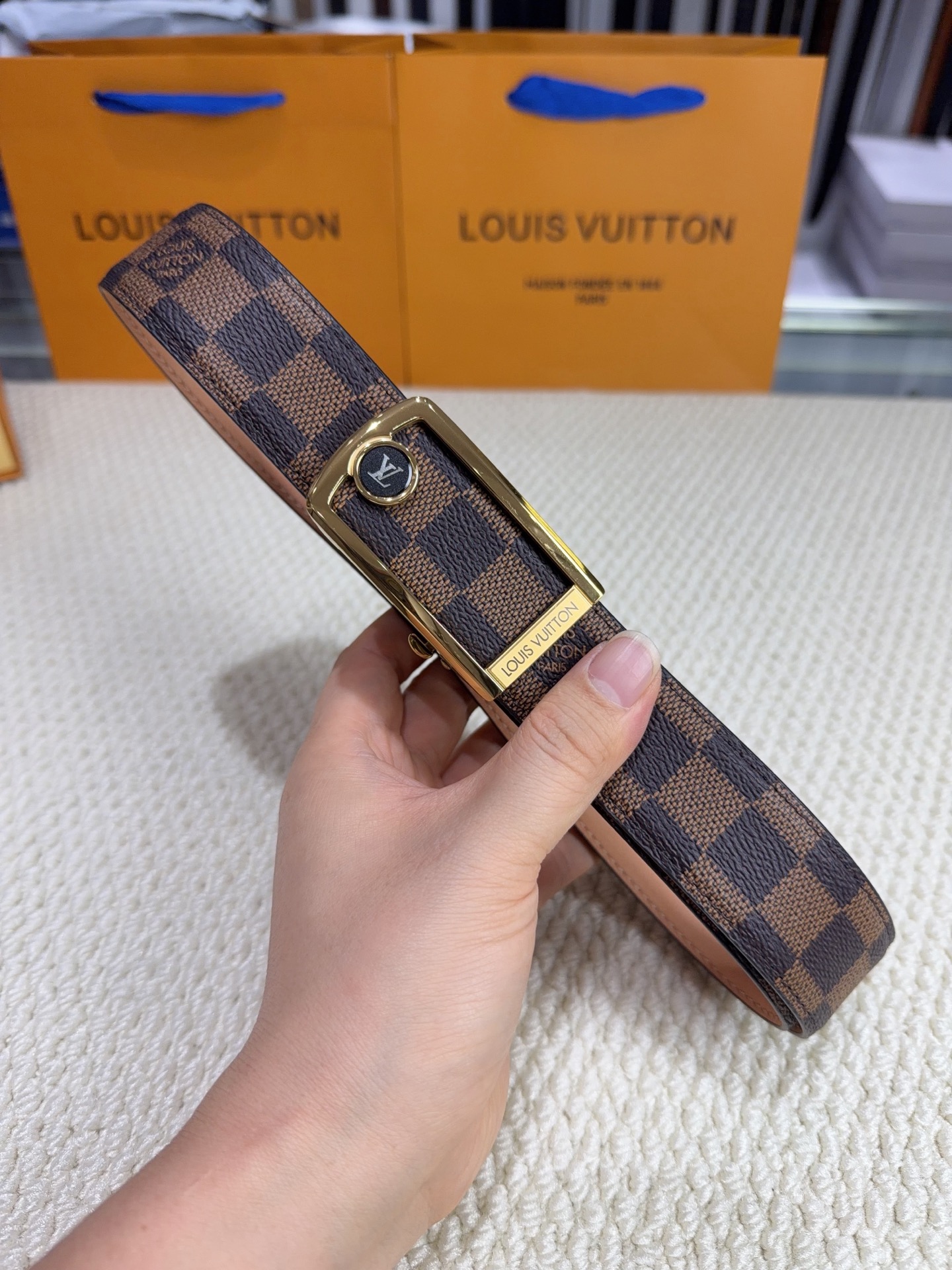 LV 男士自动带 全套包装 专柜对版金属扣,头层牛皮自动外用腰带,商务通勤休闲场合均适合佩戴。3.5cm LV 男士自动带 全套包装 专柜对版金属扣,头层牛皮自动外用腰带,商务通勤休闲场合均适合佩戴。3.5cm