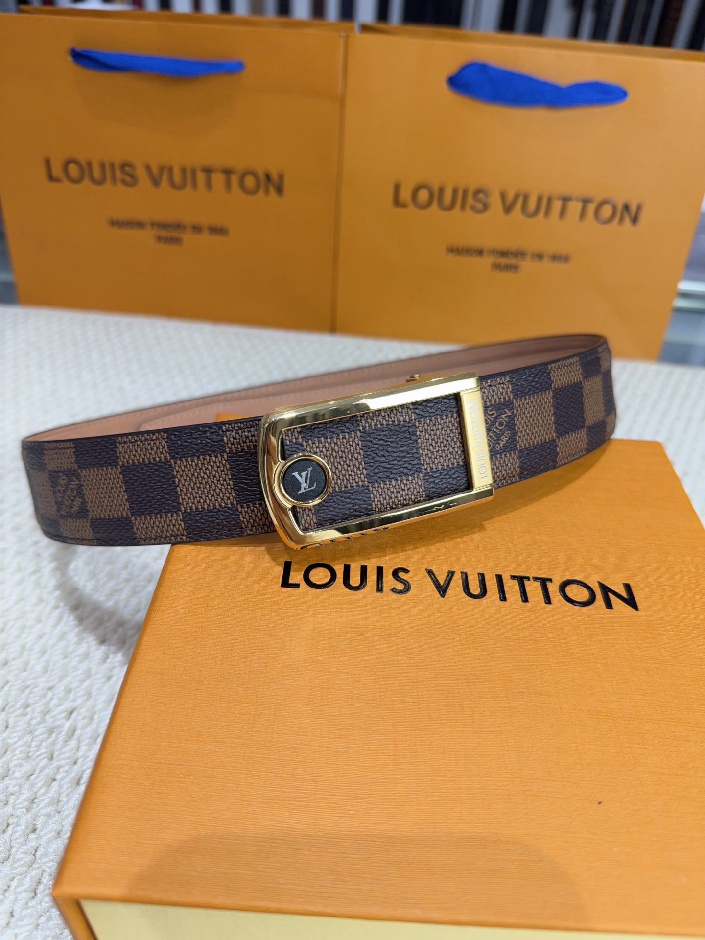 LV 男士自动带 全套包装 专柜对版金属扣,头层牛皮自动外用腰带,商务通勤休闲场合均适合佩戴。3.5cm LV 男士自动带 全套包装 专柜对版金属扣,头层牛皮自动外用腰带,商务通勤休闲场合均适合佩戴。3.5cm