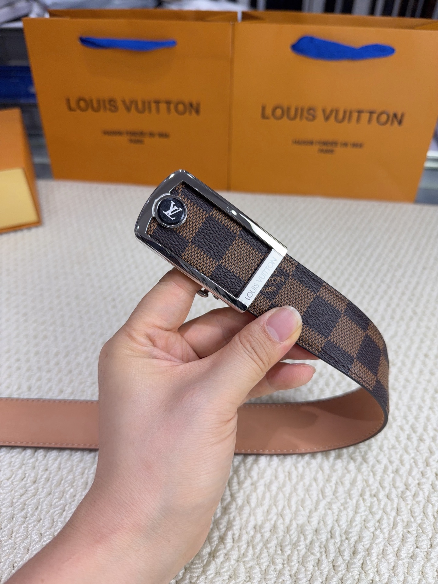 LV  男士自动带  全套包装 专柜对版金属扣，头层牛皮自动外用腰带，商务通勤休闲场合均适合佩戴。3.5cm