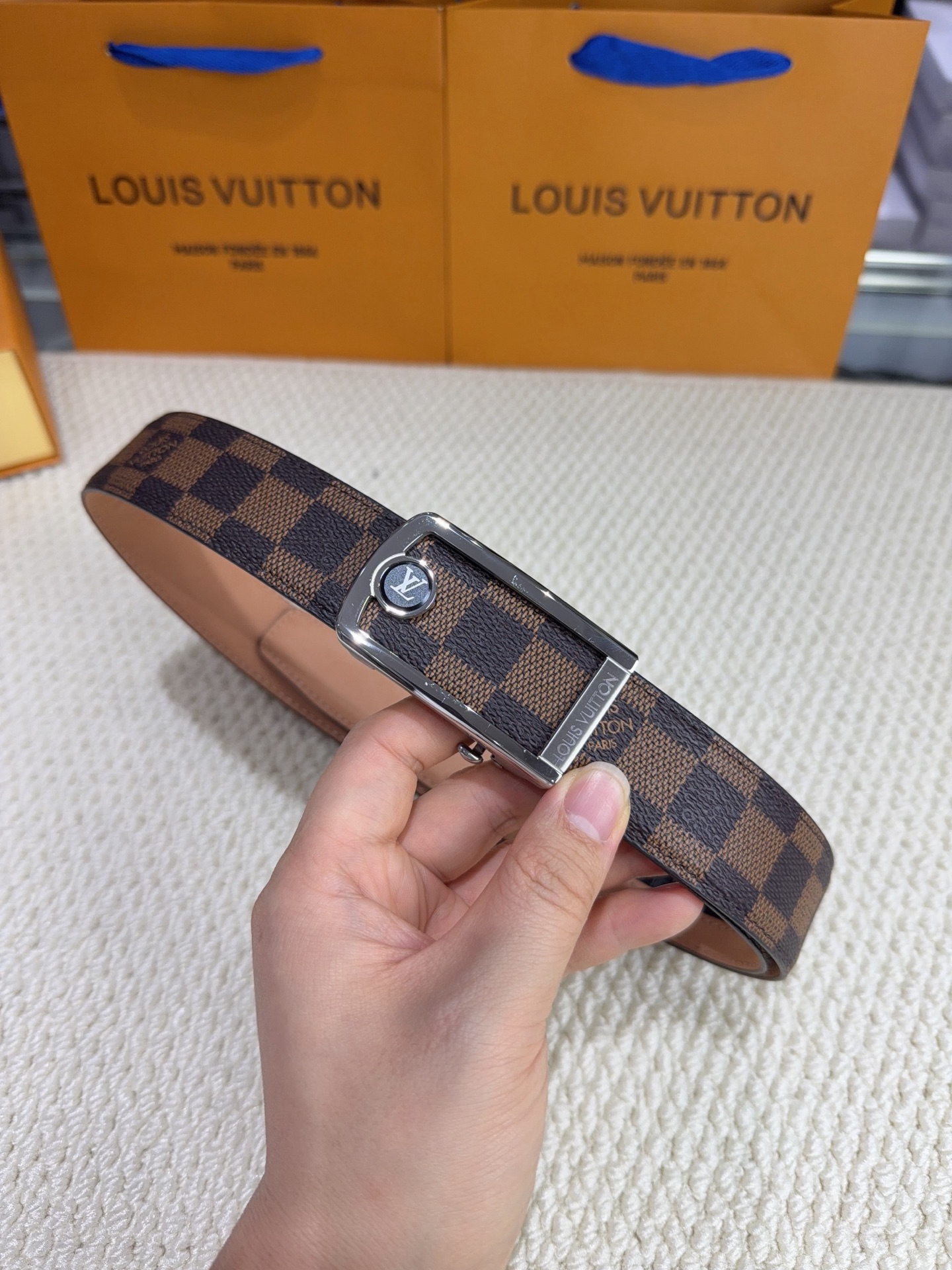 LV 男士自动带 全套包装 专柜对版金属扣,头层牛皮自动外用腰带,商务通勤休闲场合均适合佩戴。3.5cm LV 男士自动带 全套包装 专柜对版金属扣,头层牛皮自动外用腰带,商务通勤休闲场合均适合佩戴。3.5cm