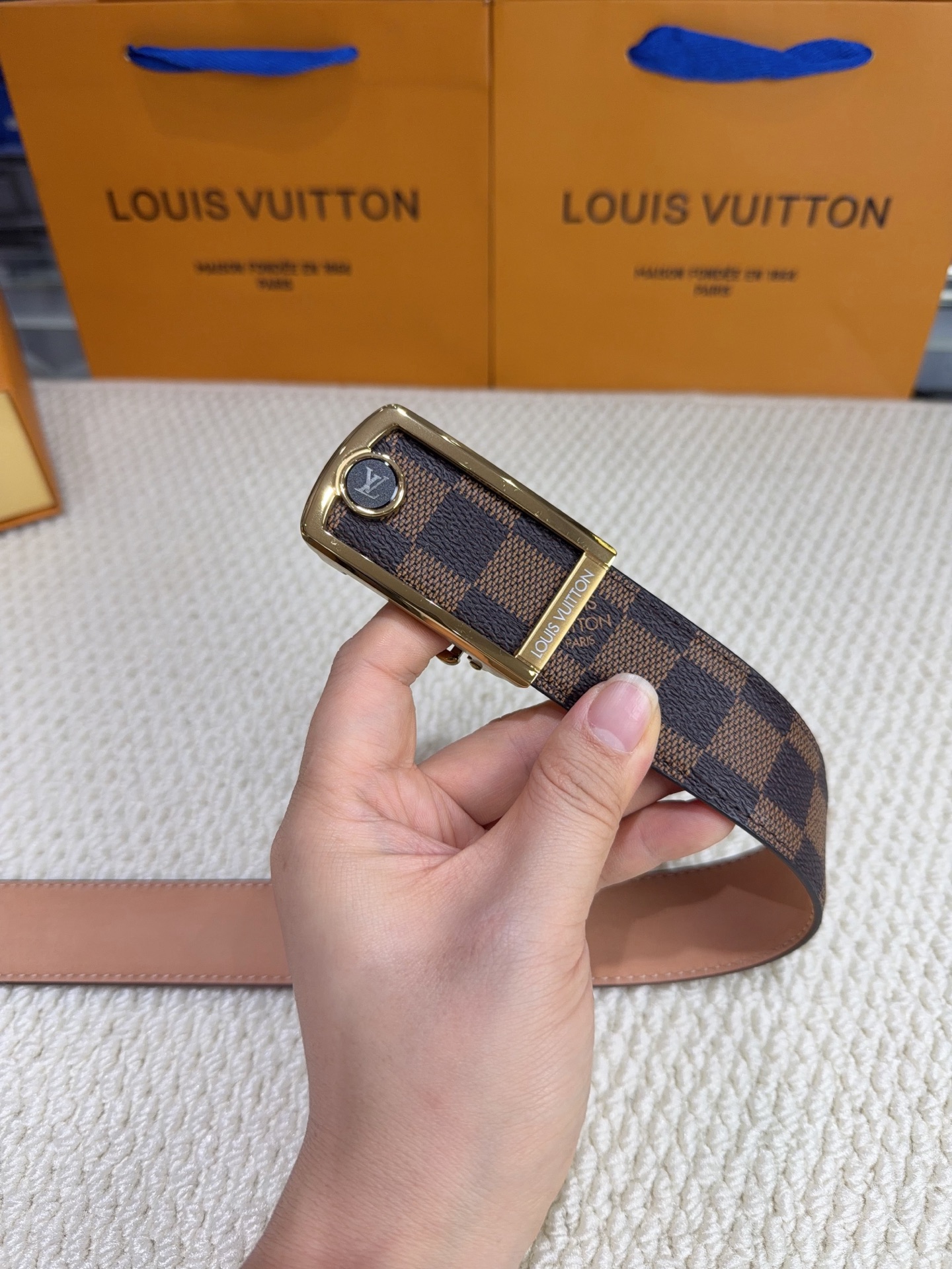 LV 男士自动带 全套包装 专柜对版金属扣,头层牛皮自动外用腰带,商务通勤休闲场合均适合佩戴。3.5cm LV 男士自动带 全套包装 专柜对版金属扣,头层牛皮自动外用腰带,商务通勤休闲场合均适合佩戴。3.5cm