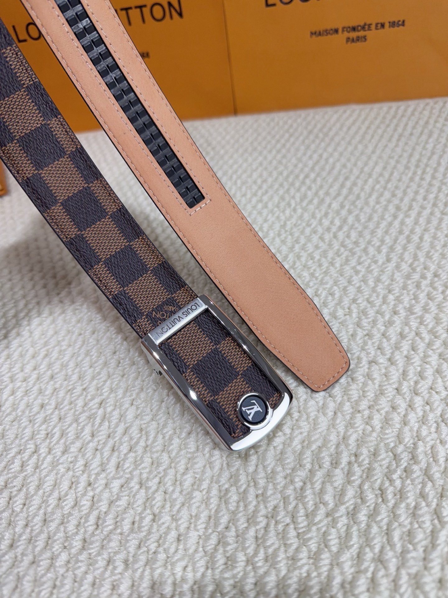 LV 男士自动带 全套包装 专柜对版金属扣,头层牛皮自动外用腰带,商务通勤休闲场合均适合佩戴。3.5cm LV 男士自动带 全套包装 专柜对版金属扣,头层牛皮自动外用腰带,商务通勤休闲场合均适合佩戴。3.5cm