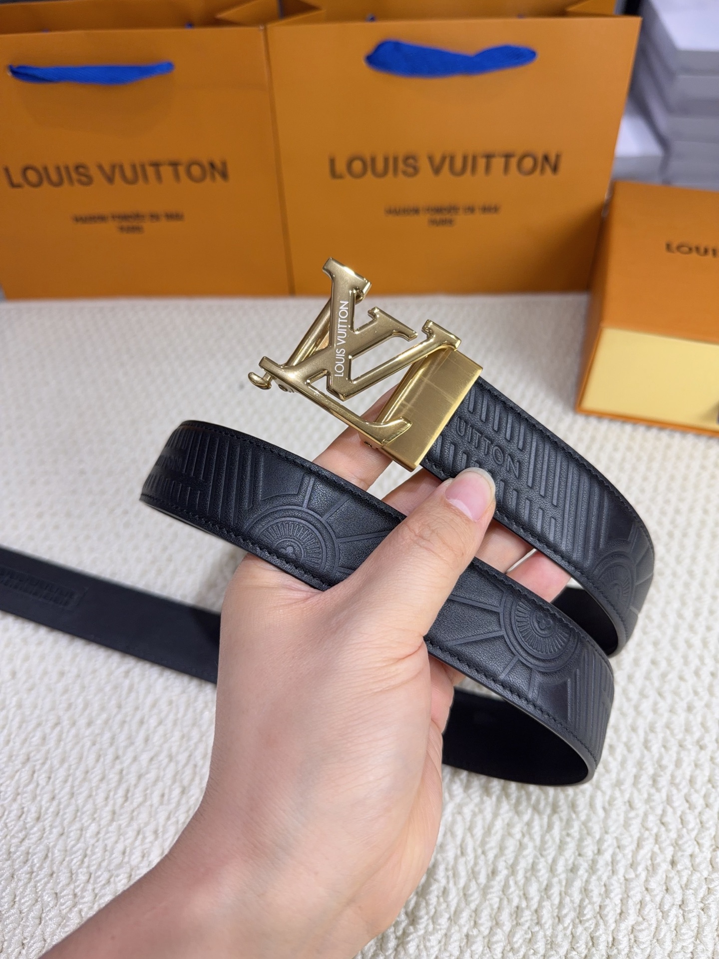 LV 男士自动带 全套包装 专柜对版金属扣,头层牛皮自动外用腰带,商务通勤休闲场合均适合佩戴。3.5cm LV 男士自动带 全套包装 专柜对版金属扣,头层牛皮自动外用腰带,商务通勤休闲场合均适合佩戴。3.5cm
