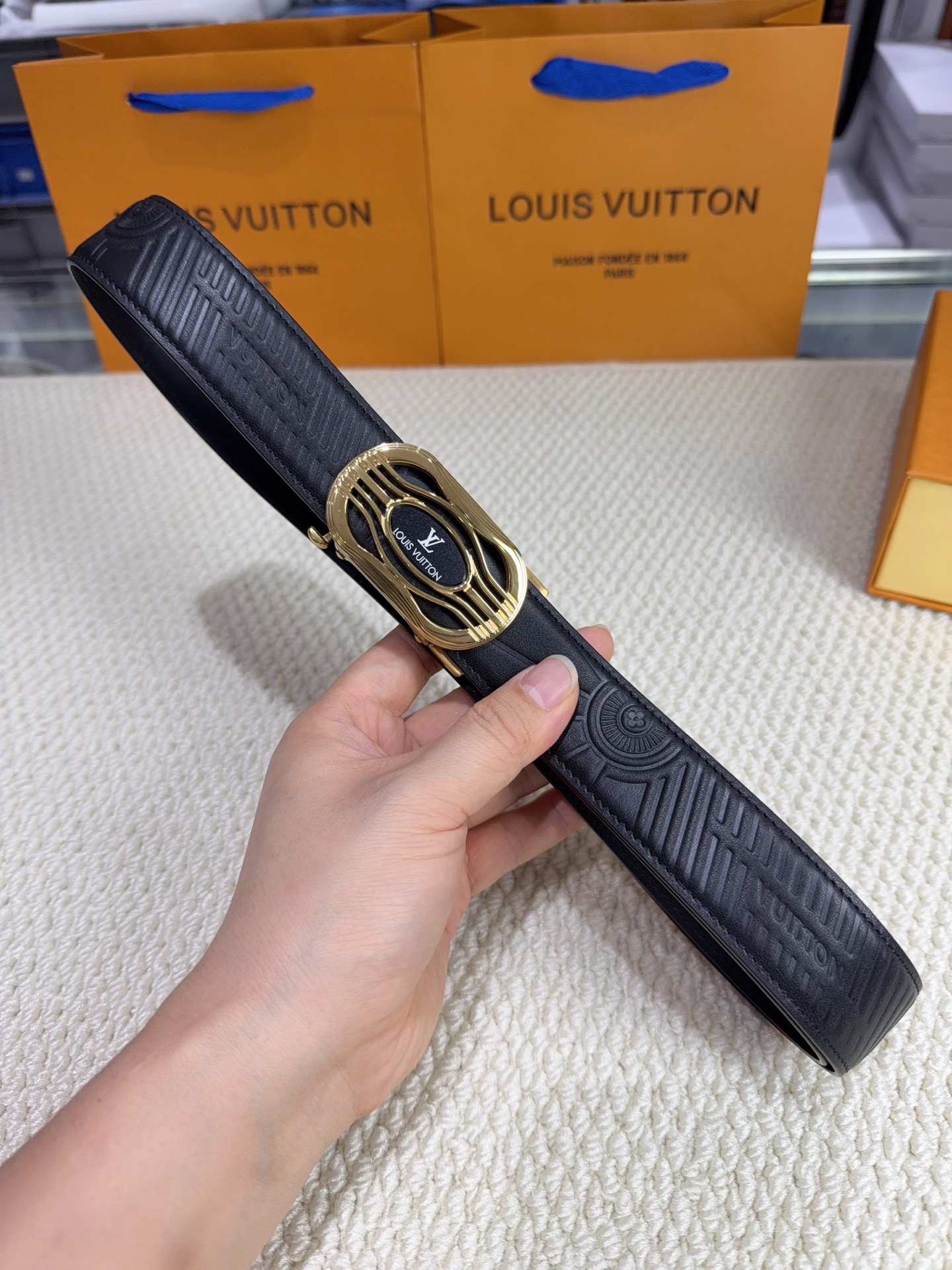 LV 男士自动带 全套包装 专柜对版金属扣,头层牛皮自动外用腰带,商务通勤休闲场合均适合佩戴。3.5cm LV 男士自动带 全套包装 专柜对版金属扣,头层牛皮自动外用腰带,商务通勤休闲场合均适合佩戴。3.5cm