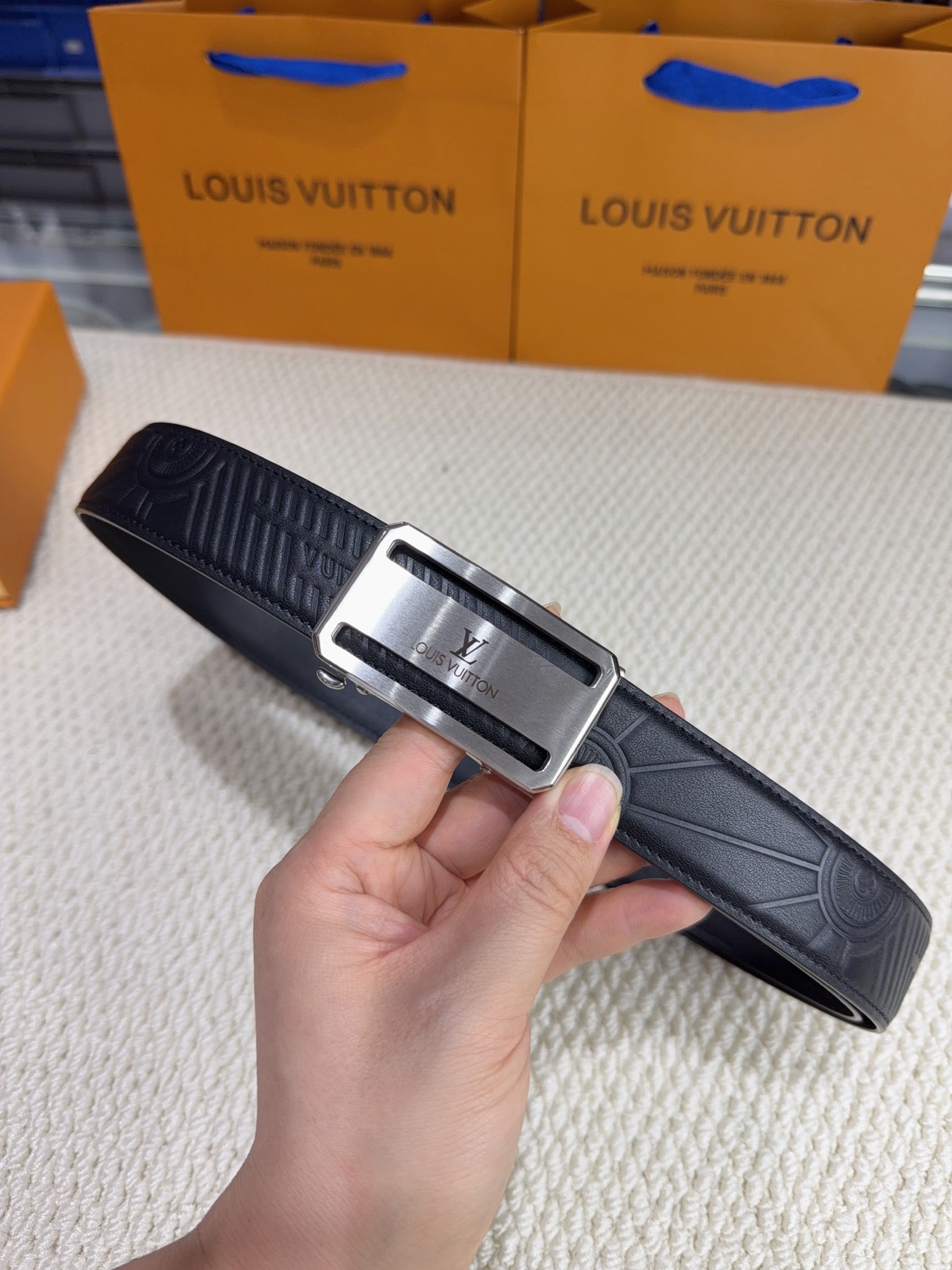 LV 男士自动带 全套包装 专柜对版金属扣,头层牛皮自动外用腰带,商务通勤休闲场合均适合佩戴。3.5cm LV 男士自动带 全套包装 专柜对版金属扣,头层牛皮自动外用腰带,商务通勤休闲场合均适合佩戴。3.5cm
