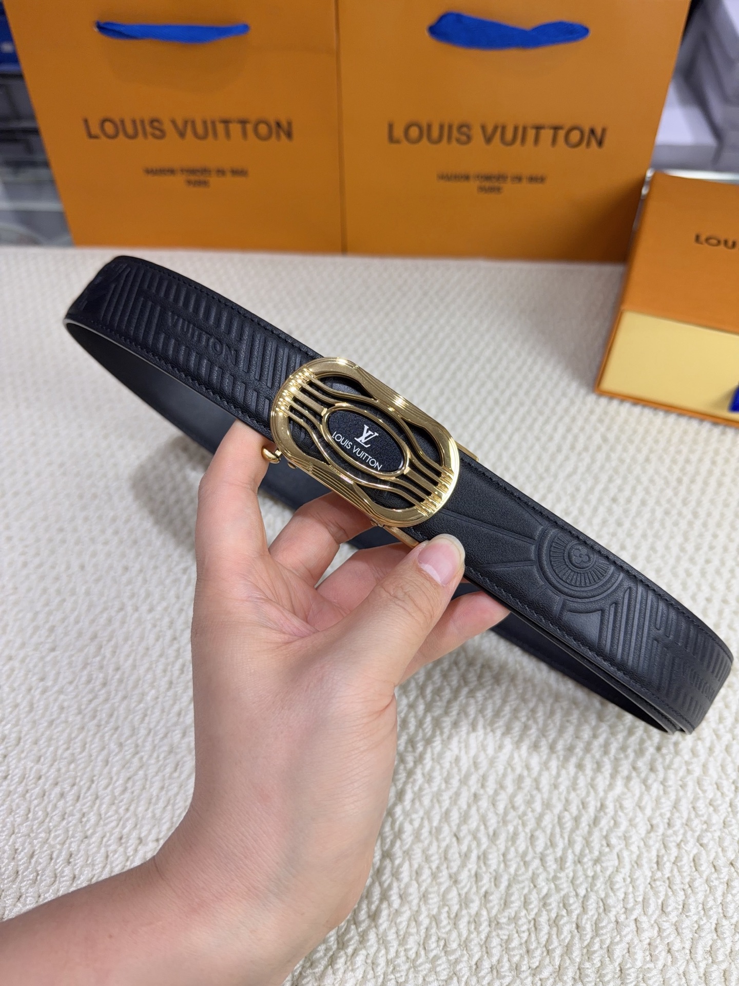 LV 男士自动带 全套包装 专柜对版金属扣,头层牛皮自动外用腰带,商务通勤休闲场合均适合佩戴。3.5cm LV 男士自动带 全套包装 专柜对版金属扣,头层牛皮自动外用腰带,商务通勤休闲场合均适合佩戴。3.5cm