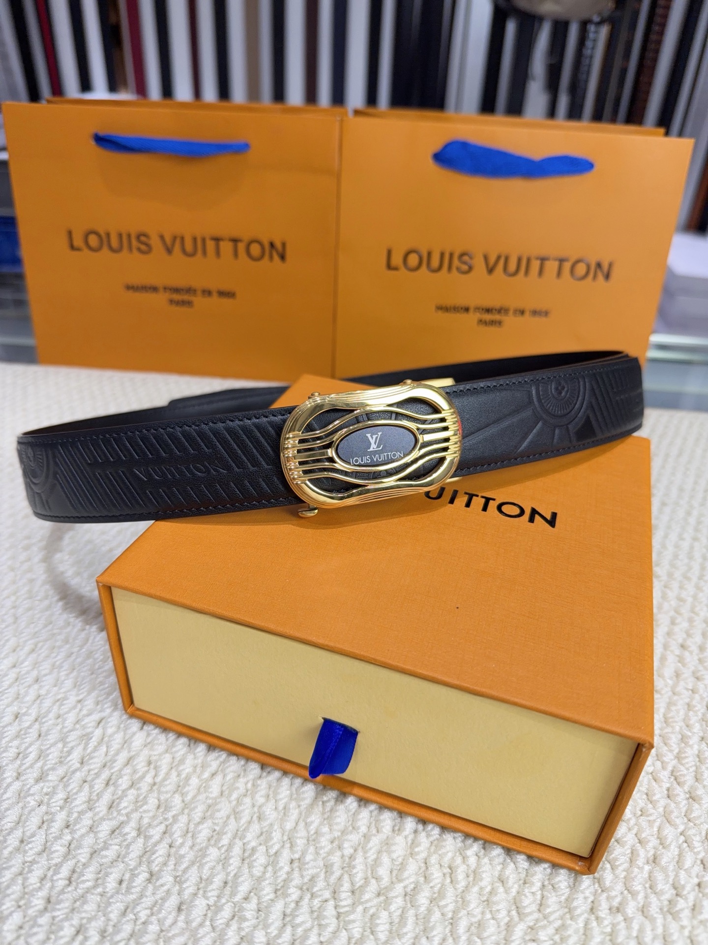 LV 男士自动带 全套包装 专柜对版金属扣,头层牛皮自动外用腰带,商务通勤休闲场合均适合佩戴。3.5cm LV 男士自动带 全套包装 专柜对版金属扣,头层牛皮自动外用腰带,商务通勤休闲场合均适合佩戴。3.5cm