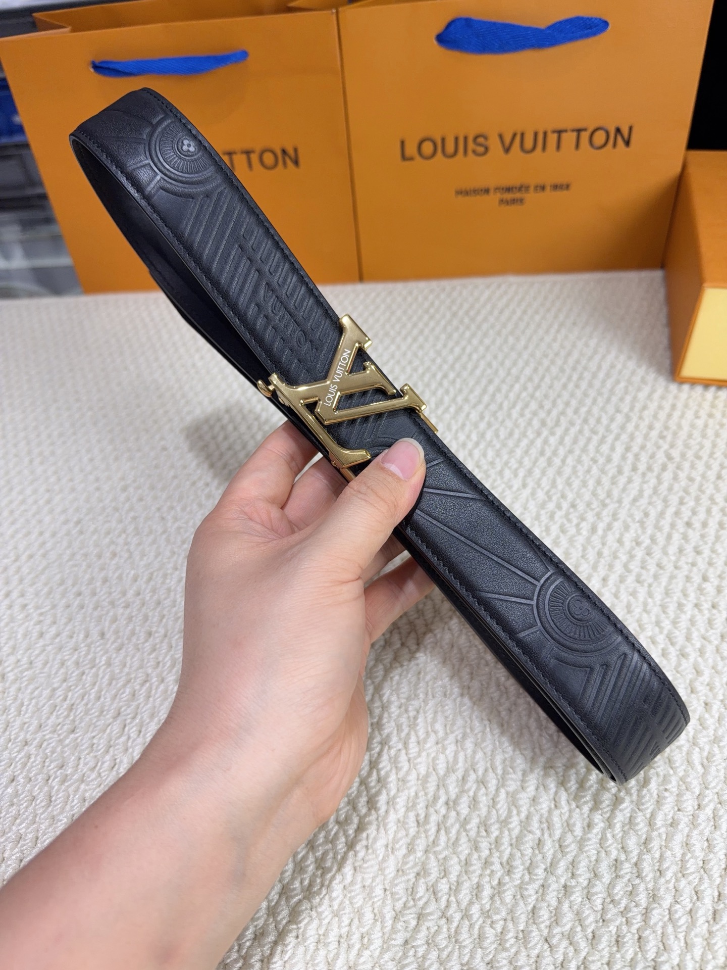 LV 男士自动带 全套包装 专柜对版金属扣,头层牛皮自动外用腰带,商务通勤休闲场合均适合佩戴。3.5cm LV 男士自动带 全套包装 专柜对版金属扣,头层牛皮自动外用腰带,商务通勤休闲场合均适合佩戴。3.5cm