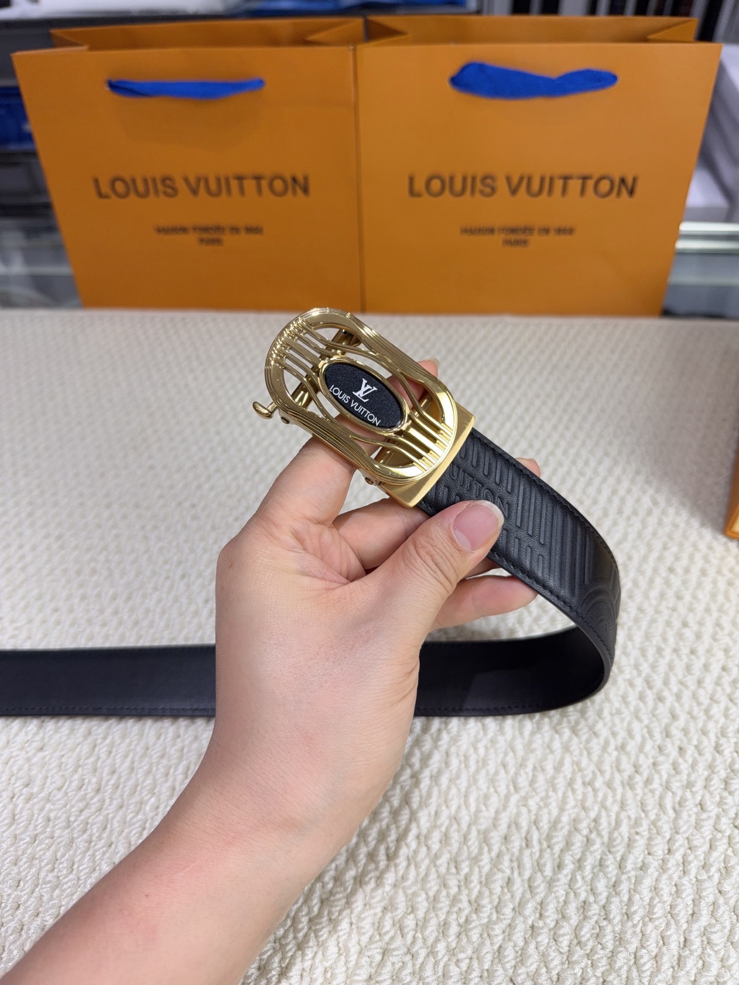 LV  男士自动带  全套包装 专柜对版金属扣，头层牛皮自动外用腰带，商务通勤休闲场合均适合佩戴。3.5cm