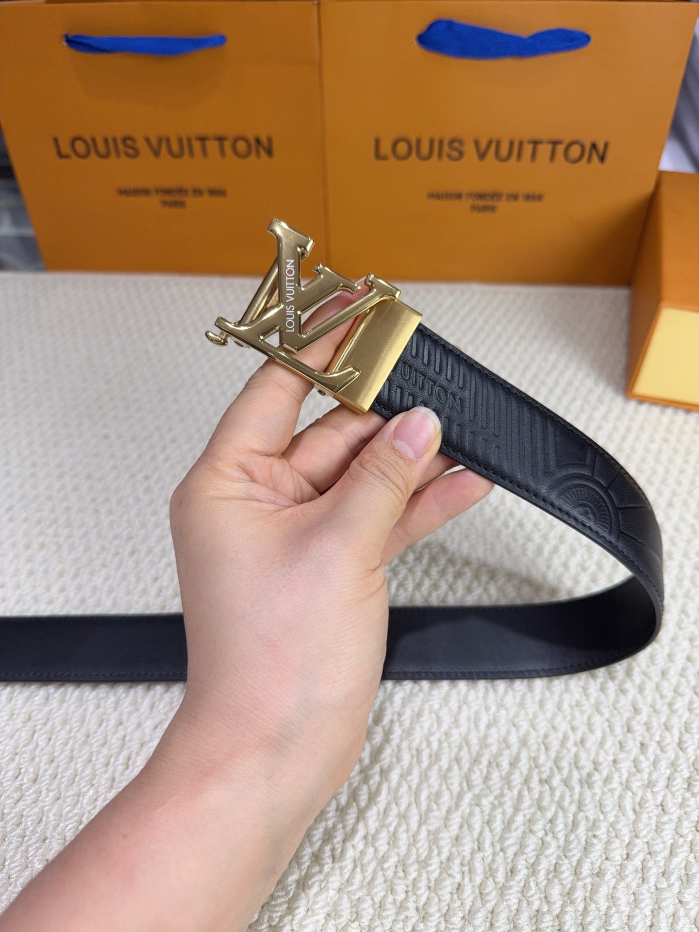 LV 男士自动带 全套包装 专柜对版金属扣,头层牛皮自动外用腰带,商务通勤休闲场合均适合佩戴。3.5cm LV 男士自动带 全套包装 专柜对版金属扣,头层牛皮自动外用腰带,商务通勤休闲场合均适合佩戴。3.5cm