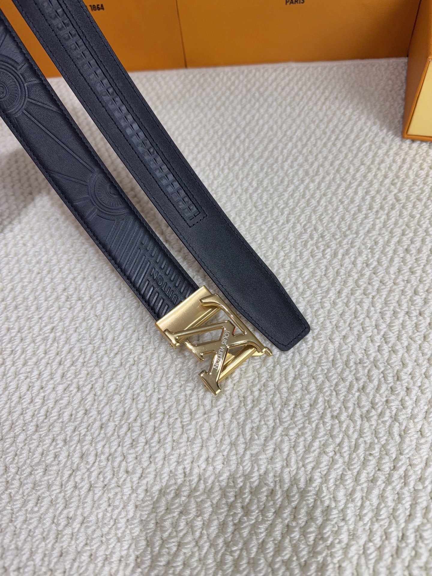 LV 男士自动带 全套包装 专柜对版金属扣,头层牛皮自动外用腰带,商务通勤休闲场合均适合佩戴。3.5cm LV 男士自动带 全套包装 专柜对版金属扣,头层牛皮自动外用腰带,商务通勤休闲场合均适合佩戴。3.5cm