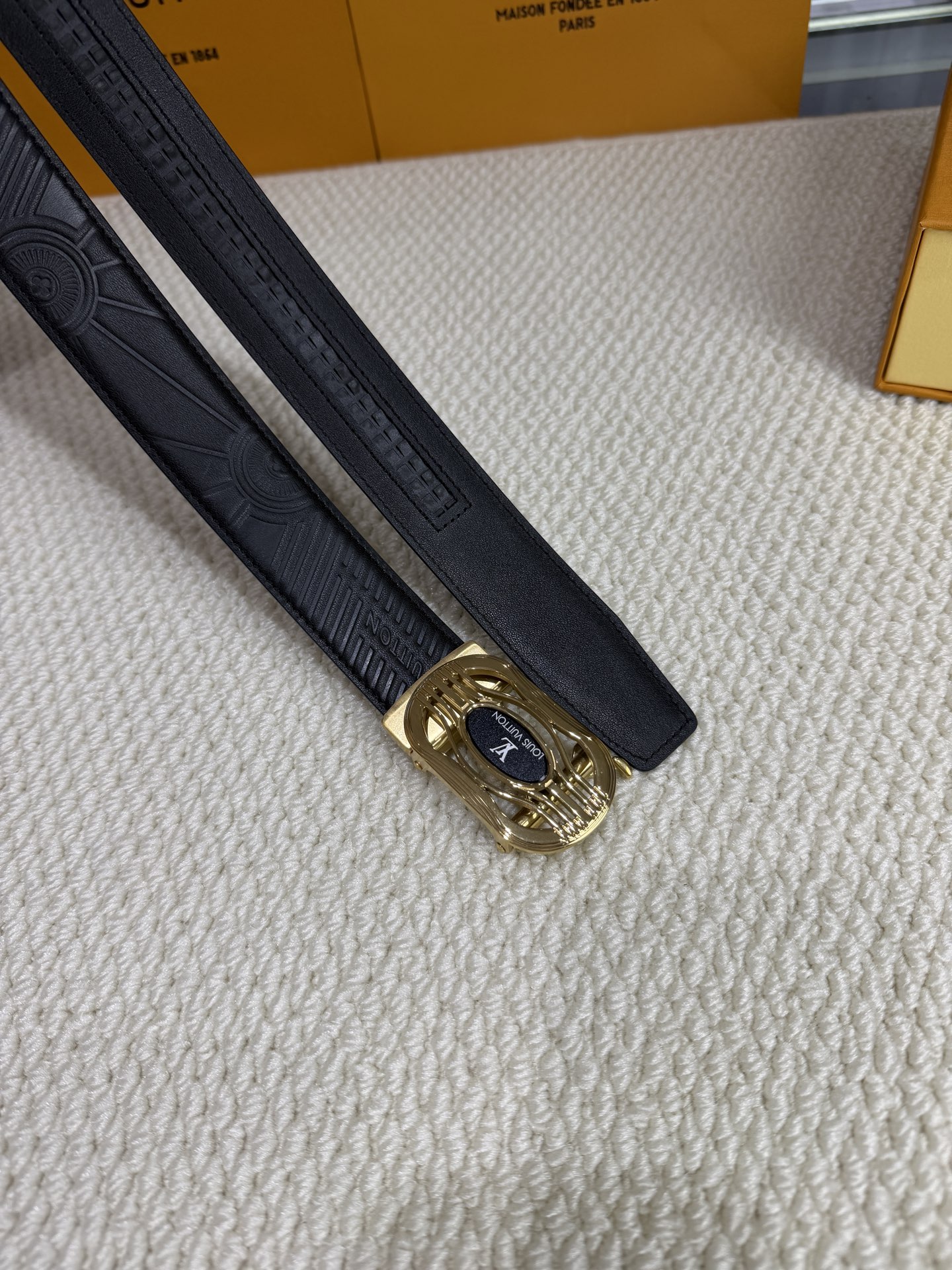 LV 男士自动带 全套包装 专柜对版金属扣,头层牛皮自动外用腰带,商务通勤休闲场合均适合佩戴。3.5cm LV 男士自动带 全套包装 专柜对版金属扣,头层牛皮自动外用腰带,商务通勤休闲场合均适合佩戴。3.5cm