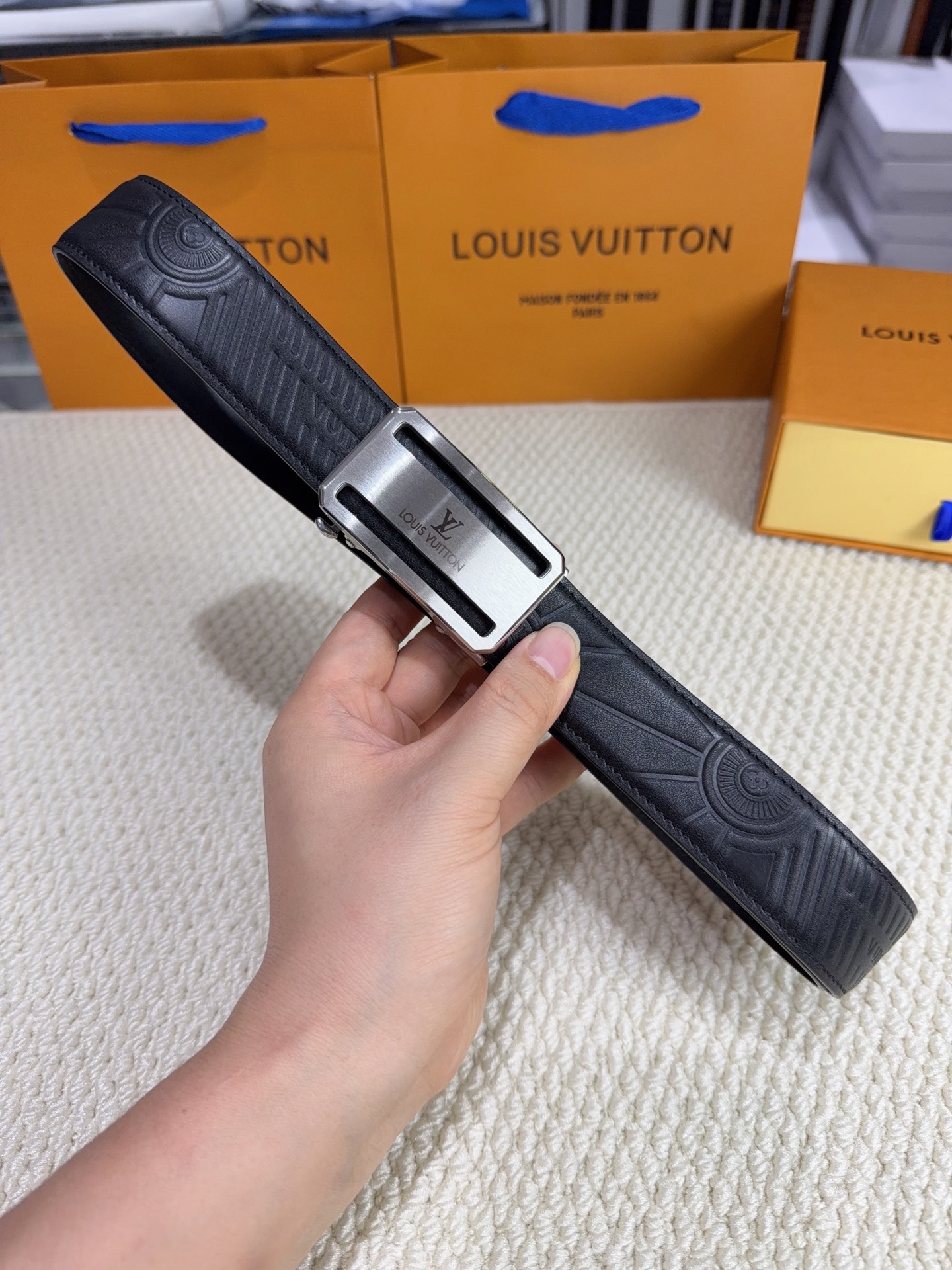 LV 男士自动带 全套包装 专柜对版金属扣,头层牛皮自动外用腰带,商务通勤休闲场合均适合佩戴。3.5cm LV 男士自动带 全套包装 专柜对版金属扣,头层牛皮自动外用腰带,商务通勤休闲场合均适合佩戴。3.5cm