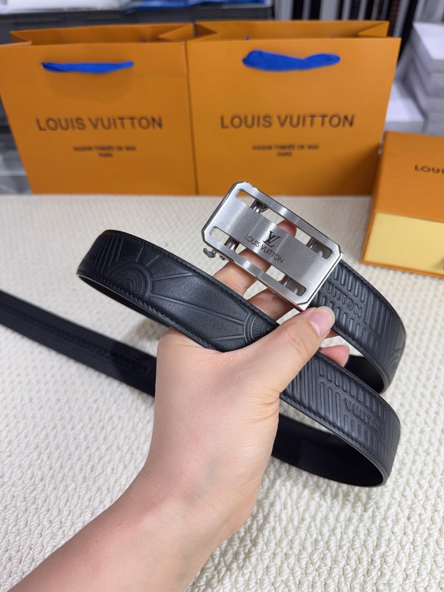 LV 男士自动带 全套包装 专柜对版金属扣,头层牛皮自动外用腰带,商务通勤休闲场合均适合佩戴。3.5cm LV 男士自动带 全套包装 专柜对版金属扣,头层牛皮自动外用腰带,商务通勤休闲场合均适合佩戴。3.5cm