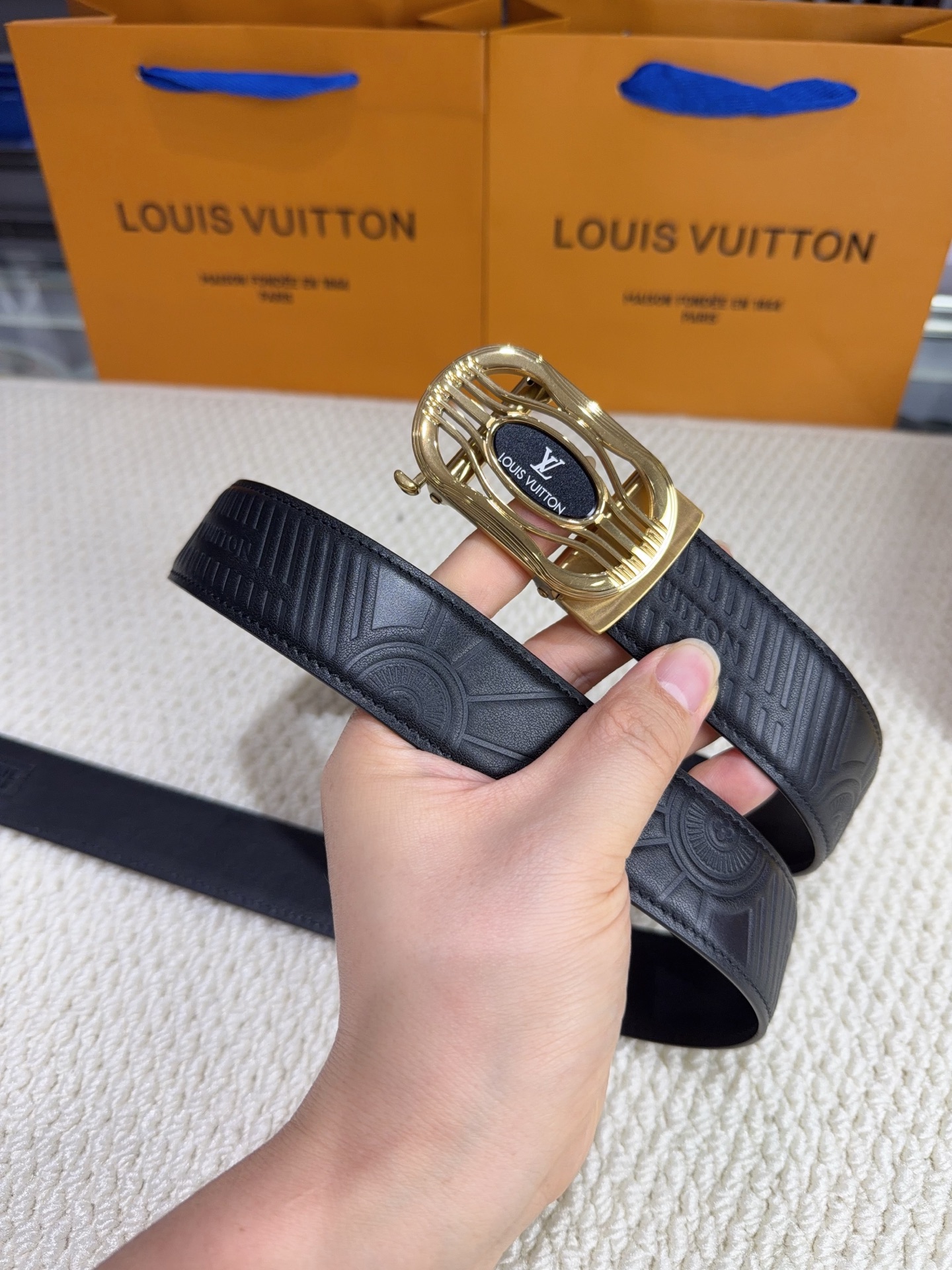 LV 男士自动带 全套包装 专柜对版金属扣,头层牛皮自动外用腰带,商务通勤休闲场合均适合佩戴。3.5cm LV 男士自动带 全套包装 专柜对版金属扣,头层牛皮自动外用腰带,商务通勤休闲场合均适合佩戴。3.5cm