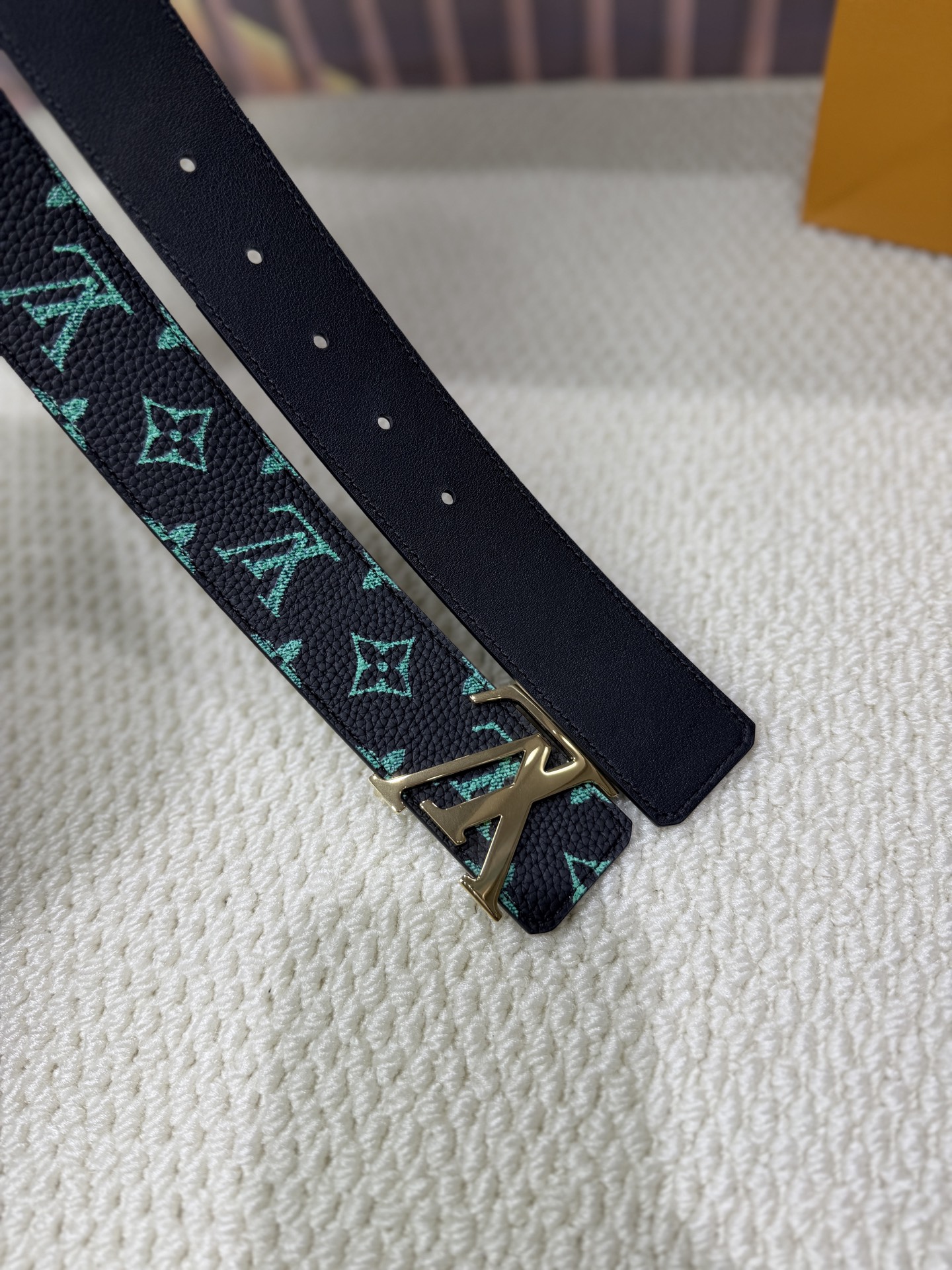 高端品质,实物拍摄 🎁批配全套绿色包装 🎁品牌:L@V海外代购 🎁扣头材质:精品实心钢扣 🎁带身材质正面:40mm宽度采 高端品质,实物拍摄 🎁批配全套绿色包装 🎁品牌:L@V海外代购 🎁扣头材质:精品实心钢扣 🎁带身材质正面:40mm宽度采