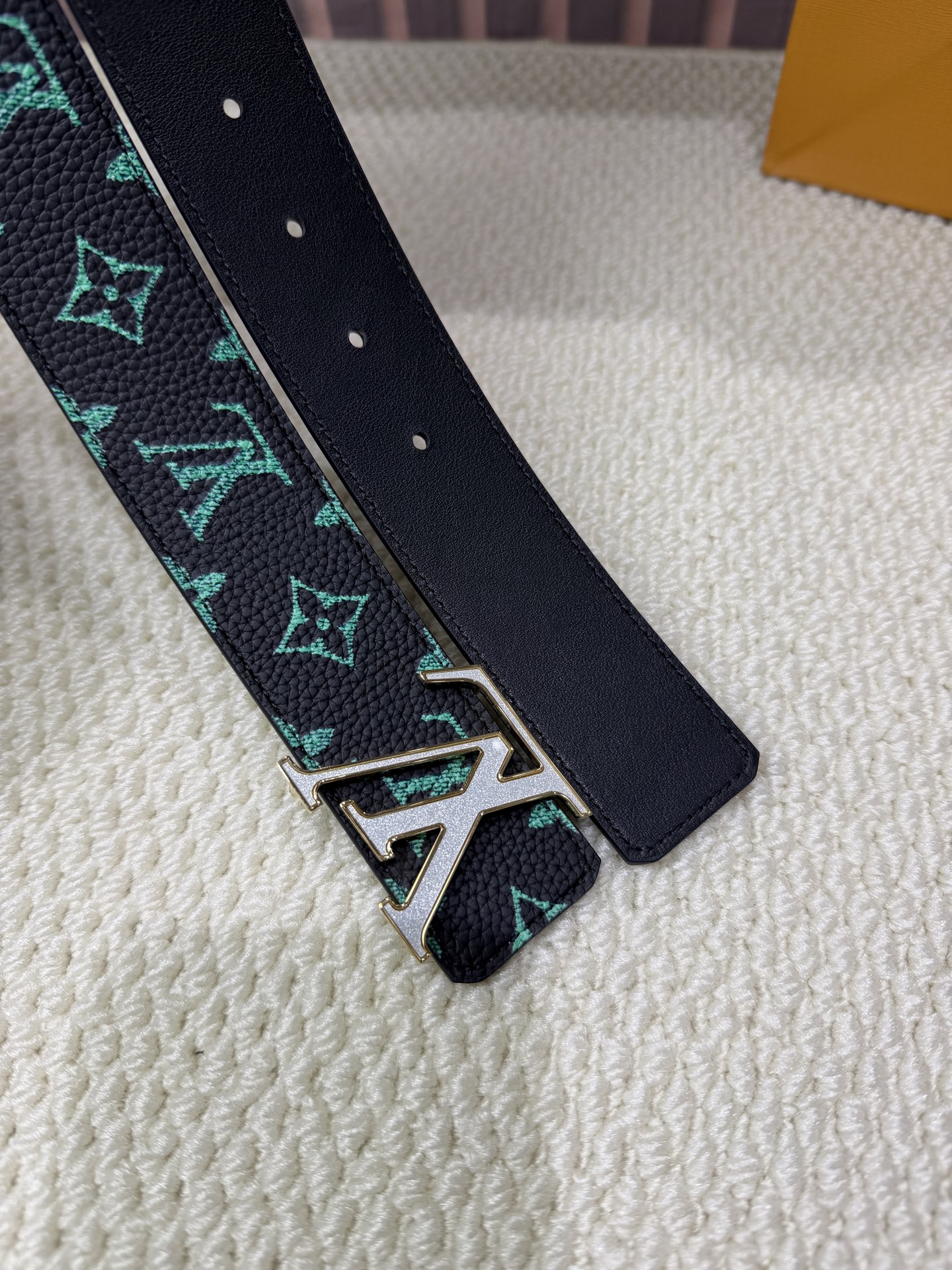 高端品质，实物拍摄 🎁批配全套绿色包装 🎁品牌：L@V海外代购 🎁扣头材质：精品实心钢扣 🎁带身材质正面：40mm宽度采