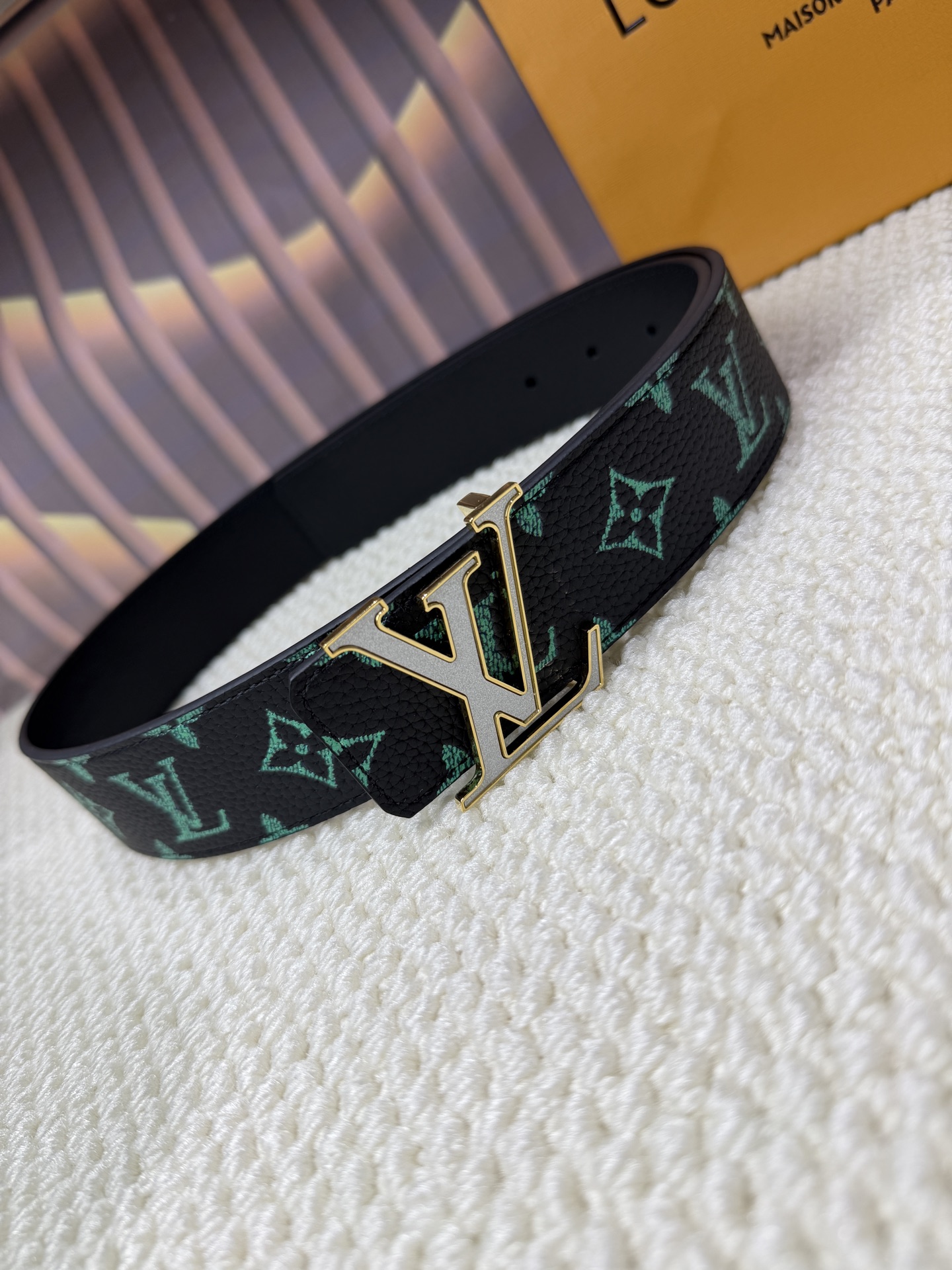 高端品质，实物拍摄 🎁批配全套绿色包装 🎁品牌：L@V海外代购 🎁扣头材质：精品实心钢扣 🎁带身材质正面：40mm宽度采
