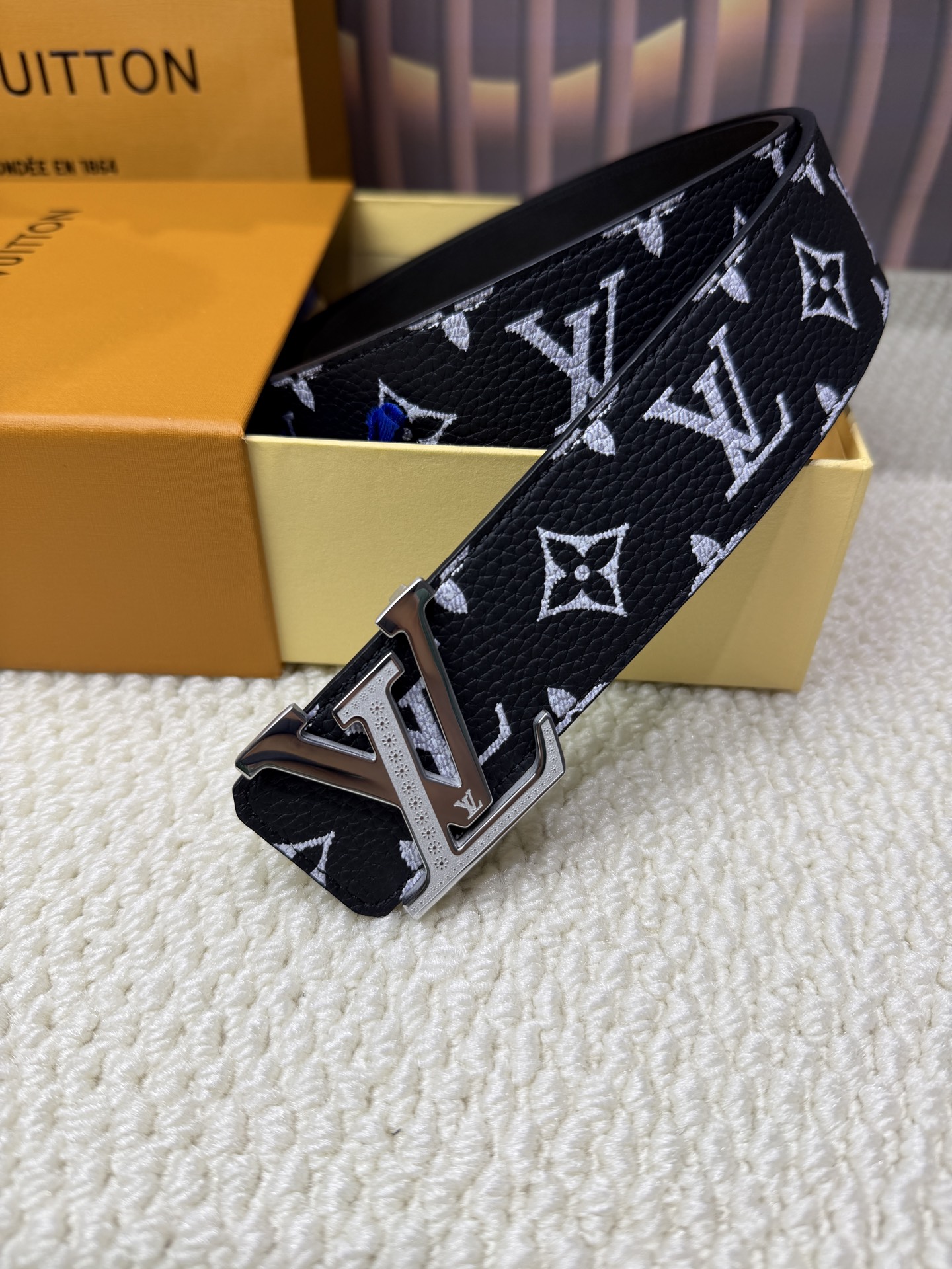 高端品质,实物拍摄 🎁批配全套绿色包装 🎁品牌:L@V海外代购 🎁扣头材质:精品实心钢扣 🎁带身材质正面:40mm宽度采 高端品质,实物拍摄 🎁批配全套绿色包装 🎁品牌:L@V海外代购 🎁扣头材质:精品实心钢扣 🎁带身材质正面:40mm宽度采