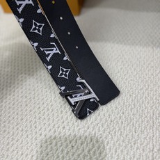 高端品质,实物拍摄 🎁批配全套绿色包装 🎁品牌:L@V海外代购 🎁扣头材质:精品实心钢扣 🎁带身材质正面:40mm宽度采 高端品质,实物拍摄 🎁批配全套绿色包装 🎁品牌:L@V海外代购 🎁扣头材质:精品实心钢扣 🎁带身材质正面:40mm宽度采