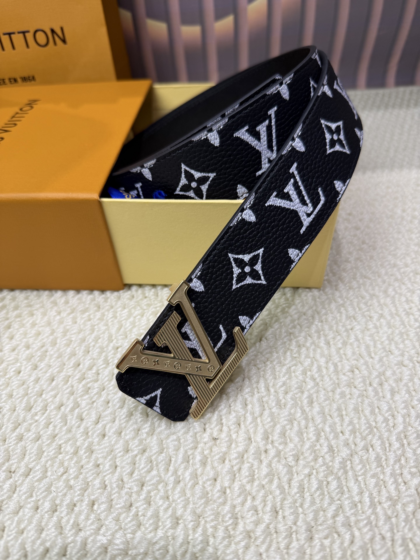 高端品质,实物拍摄 🎁批配全套绿色包装 🎁品牌:L@V海外代购 🎁扣头材质:精品实心钢扣 🎁带身材质正面:40mm宽度采 高端品质,实物拍摄 🎁批配全套绿色包装 🎁品牌:L@V海外代购 🎁扣头材质:精品实心钢扣 🎁带身材质正面:40mm宽度采