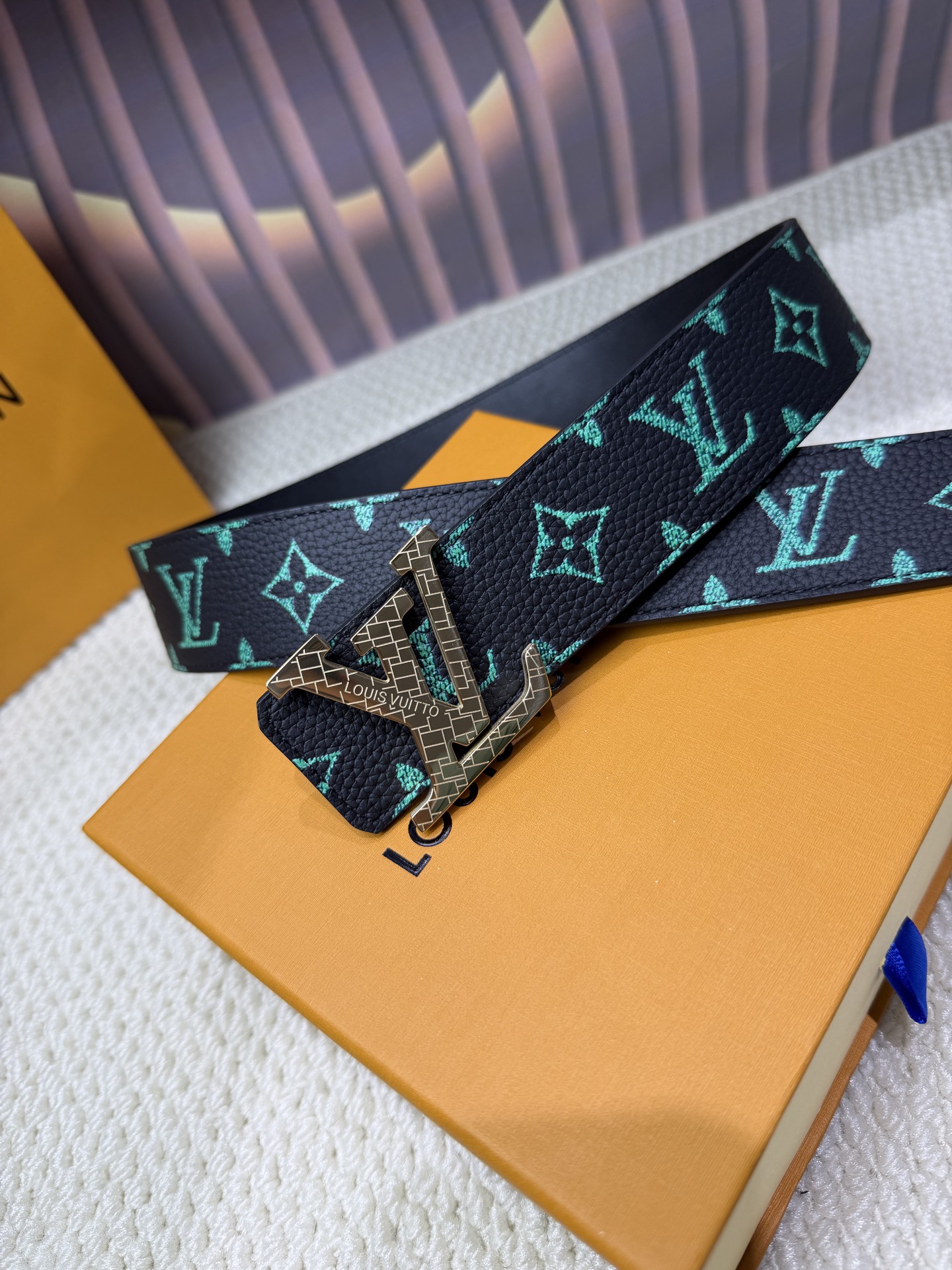 高端品质，实物拍摄 🎁批配全套绿色包装 🎁品牌：L@V海外代购 🎁扣头材质：精品实心钢扣 🎁带身材质正面：40mm宽度采