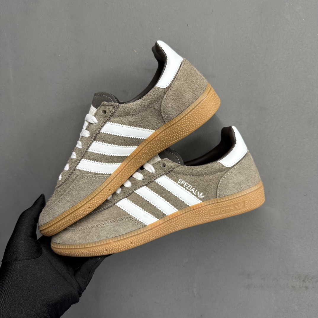 NO:236984,Spot adidas originals gazelle inside New sole clover retro casual non-slip wear-resistant low-top shoes. The shoe is made of soft suede and durable leather lining blended on the rubber outsole for translucent effect. 3-tripes and colored words perfect the original look. Item number if6490 Size 36 36.5 37.5 38 38.5 39 40 40.5 41 42 42.5 43 44 45, casual shoes/sports, adidas, sneakers19860909档口现货 adidas originals gazelle indoor 新底三叶草复古休闲防滑耐磨低帮板鞋.鞋款采用柔软的绒面革和耐用的皮革衬里融合在橡胶外底上,具有半透明效果.3-tripes和色字样完善了原原味的外观. 货号if6490 尺码36 36.5 37.5 38 38.5 39 40 40.5 41 42 42.5 43 44 45,休闲鞋/运动鞋,adidas,sneakers,Women's Shoes