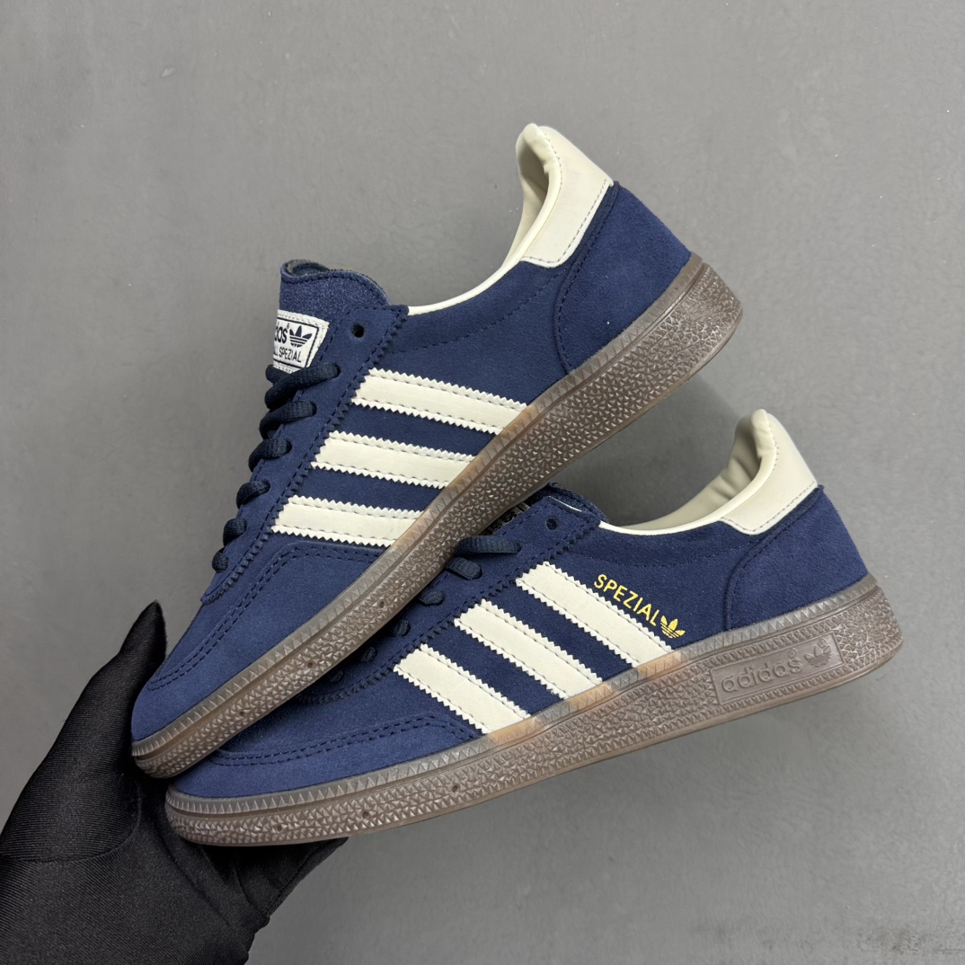 NO:236987,Spot adidas originals gazelle inside New sole clover retro casual non-slip wear-resistant low-top shoes. The shoe is made of soft suede and durable leather lining blended on the rubber outsole for translucent effect. 3-tripes and colored words perfect the original appearance. Item number IF7087 Dark blue Size 36 36.5 37.5 38 38.5 39 40 40.5 41 42 42.5 43 44 45, casual shoes/sports, adidas, sneakers19860909档口现货 adidas originals gazelle indoor 新底三叶草复古休闲防滑耐磨低帮板鞋.鞋款采用柔软的绒面革和耐用的皮革衬里融合在橡胶外底上,具有半透明效果.3-tripes和色字样完善了原原味的外观. 货号IF7087 深蓝 尺码36 36.5 37.5 38 38.5 39 40 40.5 41 42 42.5 43 44 45,休闲鞋/运动鞋,adidas,sneakers,Women's Shoes