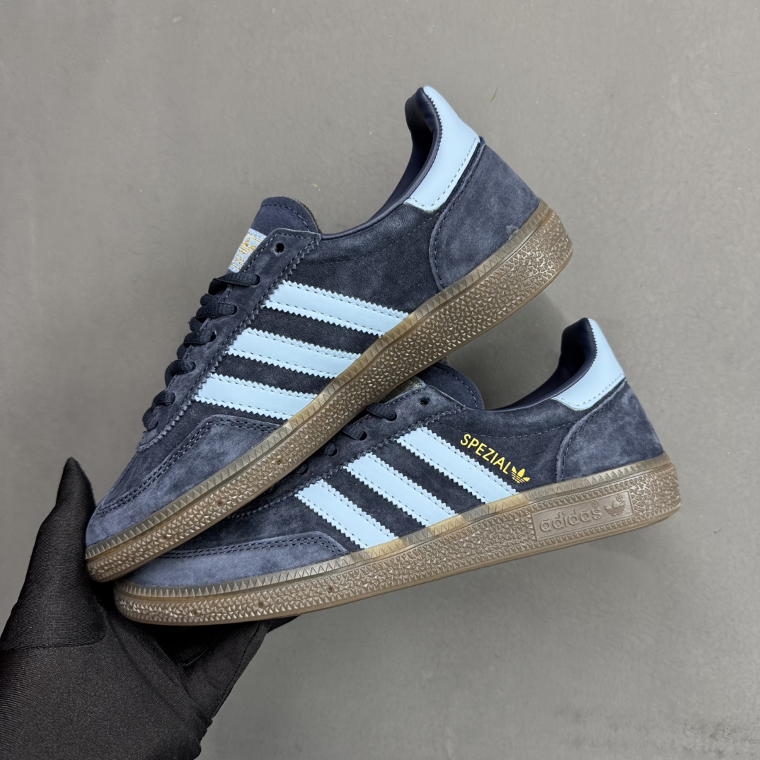 NO:236962,Adidas originals gazelle inside New sole clover retro casual non-slip wear-resistant low-top shoes. The shoe is made of soft suede and durable leather lining blended on the rubber outsole for translucent effect. 3-tripes and colored words perfect the original appearance. Item No. BD7633 Blue Brown Size 36 36.5 37.5 38 38.5 39 40 40.5 41 42 42.5 43 44 45, casual shoes/sports, adidas, sneakers19860909档口现货 adidas originals gazelle indoor 新底三叶草复古休闲防滑耐磨低帮板鞋.鞋款采用柔软的绒面革和耐用的皮革衬里融合在橡胶外底上,具有半透明效果.3-tripes和色字样完善了原原味的外观. 货号BD7633 蓝棕 尺码36 36.5 37.5 38 38.5 39 40 40.5 41 42 42.5 43 44 45,休闲鞋/运动鞋,adidas,sneakers,Women's Shoes