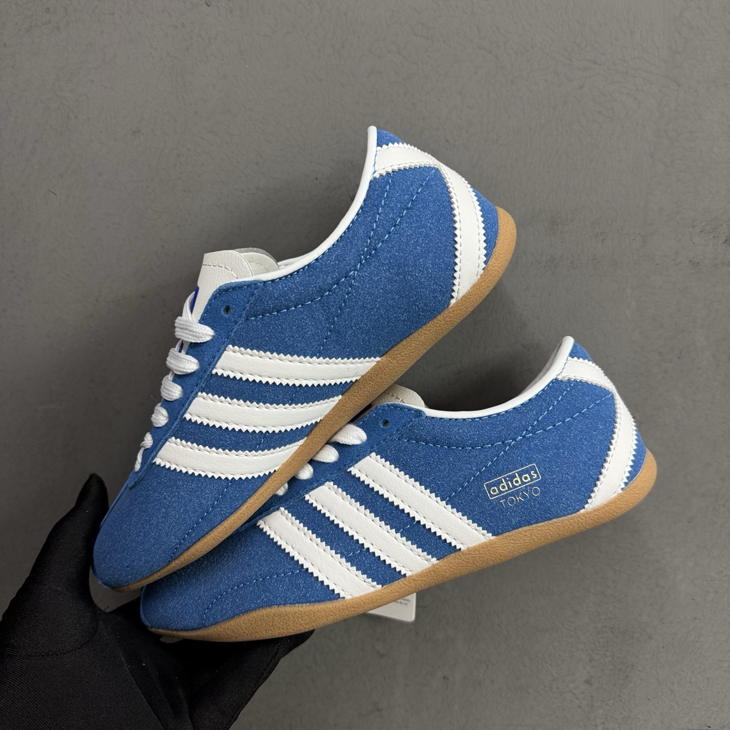 NO:237013,The stall spot ad originals tokyo Tokyo limited series retro versatile thin sole Delivery low-top casual sports t-toe shoes originals explore retro sports genes, text perfectly integrates classic and modern, launches thin sole shoes series, which triggers a trend. This time costs brings adidas originals tokyo series black and white two versatile colors, the upper of the shoe is comfortable to fit the foot, and is made of soft material, which is light and comfortable to wear; the midsole cushioning performance, the sole has a certain elasticity, and daily wear is comfortable and non-slip. Item number ji0179 Size 3536 36 3738 38 39 40 40 41 42 42 43 44 45, casual shoes/sports shoes, adidas, sneakers19860909档口现货 ad originals tokyo 东京限定系列复古百搭薄底德 训风低帮休闲运动t头鞋originals 挖掘复古运动基因,文 将经典与现代完美融合,推出薄底鞋系列,引起潮流趋势.此次costs带来的是adidas originals tokyo系列黑白两款百搭配色,鞋款鞋面舒适贴合脚面,同时采用柔软材质,穿着轻便舒适；中底缓震性能,鞋底有一定弹性,日常穿搭舒适且防滑. 货号 ji0179 尺码3536 36 3738 38 39 40 40 41 42 42 43 44 45,休闲鞋/运动鞋,adidas,sneakers,Women's Shoes