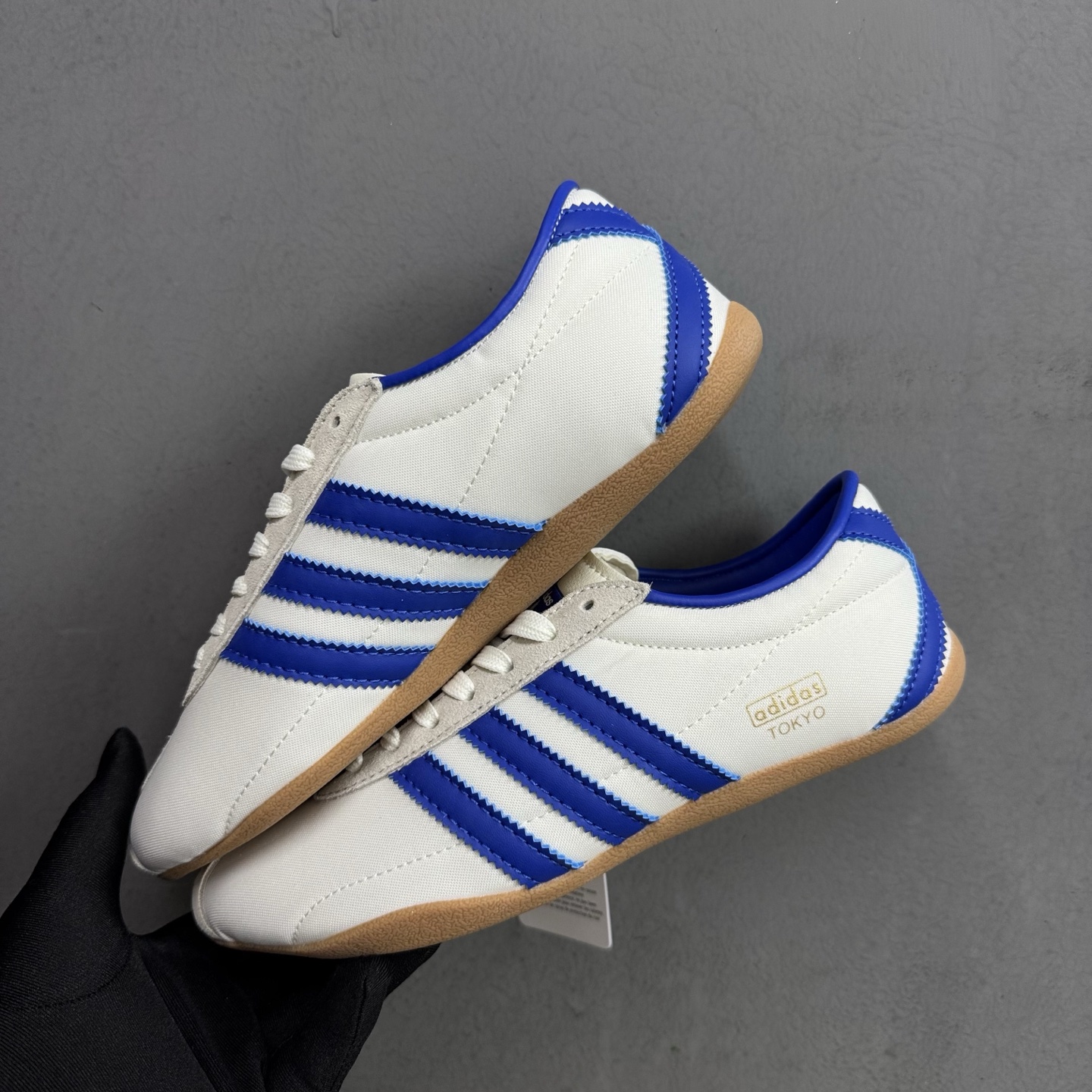 NO:237015,The stall spot ad originals tokyo Tokyo limited series retro versatile thin-sole trim training style low-top casual sports t-toe shoes originals explore retro sports genes, text perfectly integrates classic and modern, launches thin-sole shoes series, which triggers a trend. This time costs brings adidas originals tokyo series black and white two versatile colors, the upper of the shoe is comfortable to fit the foot, and is made of soft material, which is light and comfortable to wear; the midsole cushioning performance, the sole has a certain elasticity, and daily wear is comfortable and non-slip. Item number j Size 3536 36 3738 38 39 40 40 41 42 42 43 44 45, casual shoes/sports shoes, adidas, sneakers19860909档口现货 ad originals tokyo 东京限定系列复古百搭薄底德 训风低帮休闲运动t头鞋originals 挖掘复古运动基因,文 将经典与现代完美融合,推出薄底鞋系列,引起潮流趋势.此次costs带来的是adidas originals tokyo系列黑白两款百搭配色,鞋款鞋面舒适贴合脚面,同时采用柔软材质,穿着轻便舒适；中底缓震性能,鞋底有一定弹性,日常穿搭舒适且防滑. 货号 j 尺码3536 36 3738 38 39 40 40 41 42 42 43 44 45,休闲鞋/运动鞋,adidas,sneakers,Women's Shoes