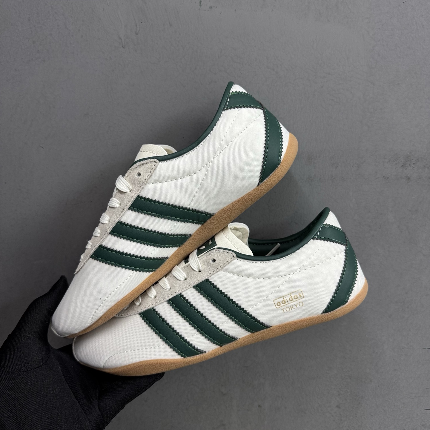 NO:237018,The stall spot ad originals tokyo Tokyo limited series retro versatile thin sole Delivery low-top casual sports t-toe shoes originals explore retro sports genes, text perfectly integrates classic and modern, launches thin sole shoes series, which triggers a trend. This time costs brings adidas originals tokyo series black and white two versatile colors, the upper of the shoe is comfortable to fit the foot, and is made of soft material, which is light and comfortable to wear; the midsole cushioning performance, the sole has a certain elasticity, and daily wear is comfortable and non-slip. Item number jl Size 3536 36 3738 38 39 40 40 41 42 42 43 44 45, casual shoes/sports shoes, adidas, sneakers19860909档口现货 ad originals tokyo 东京限定系列复古百搭薄底德 训风低帮休闲运动t头鞋originals 挖掘复古运动基因,文 将经典与现代完美融合,推出薄底鞋系列,引起潮流趋势.此次costs带来的是adidas originals tokyo系列黑白两款百搭配色,鞋款鞋面舒适贴合脚面,同时采用柔软材质,穿着轻便舒适；中底缓震性能,鞋底有一定弹性,日常穿搭舒适且防滑. 货号 jl 尺码3536 36 3738 38 39 40 40 41 42 42 43 44 45,休闲鞋/运动鞋,adidas,sneakers,Women's Shoes