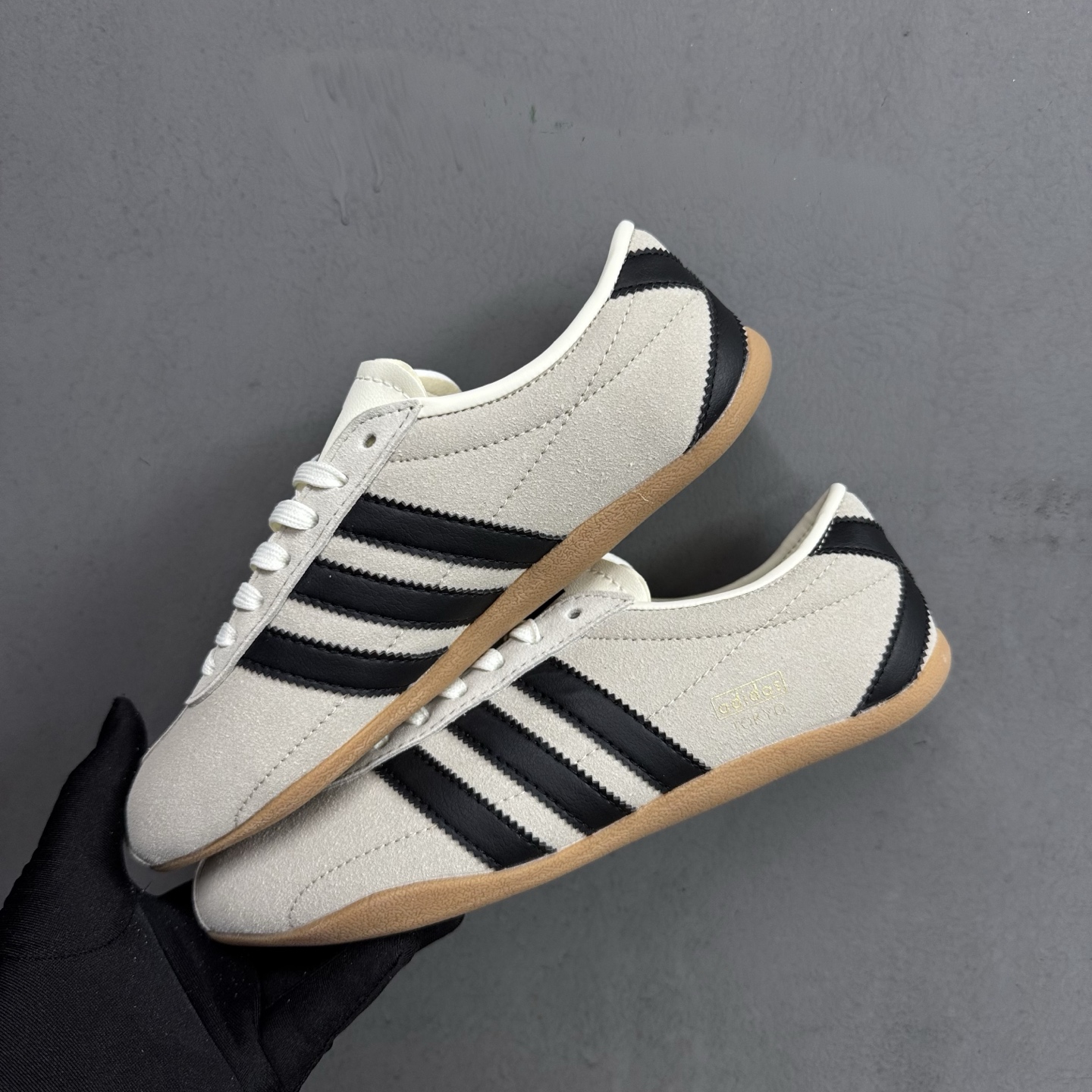 NO:237021,The stall spot ad originals tokyo Tokyo limited series retro versatile thin sole Delivery low-top casual sports t-toe shoes originals explore retro sports genes, text perfectly integrates classic and modern, launches thin sole shoes series, which triggers a trend. This time costs brings adidas originals tokyo series black and white two versatile colors, the upper of the shoe is comfortable to fit the foot, and is made of soft material, which is light and comfortable to wear; the midsole cushioning performance, the sole has a certain elasticity, and daily wear is comfortable and non-slip. Item number jl0182 Size 3536 36 3738 38 39 40 40 41 42 42 43 44 45, casual shoes/sports shoes, adidas, sneakers19860909档口现货 ad originals tokyo 东京限定系列复古百搭薄底德 训风低帮休闲运动t头鞋originals 挖掘复古运动基因,文 将经典与现代完美融合,推出薄底鞋系列,引起潮流趋势.此次costs带来的是adidas originals tokyo系列黑白两款百搭配色,鞋款鞋面舒适贴合脚面,同时采用柔软材质,穿着轻便舒适；中底缓震性能,鞋底有一定弹性,日常穿搭舒适且防滑. 货号 jl0182 尺码3536 36 3738 38 39 40 40 41 42 42 43 44 45,休闲鞋/运动鞋,adidas,sneakers,Women's Shoes