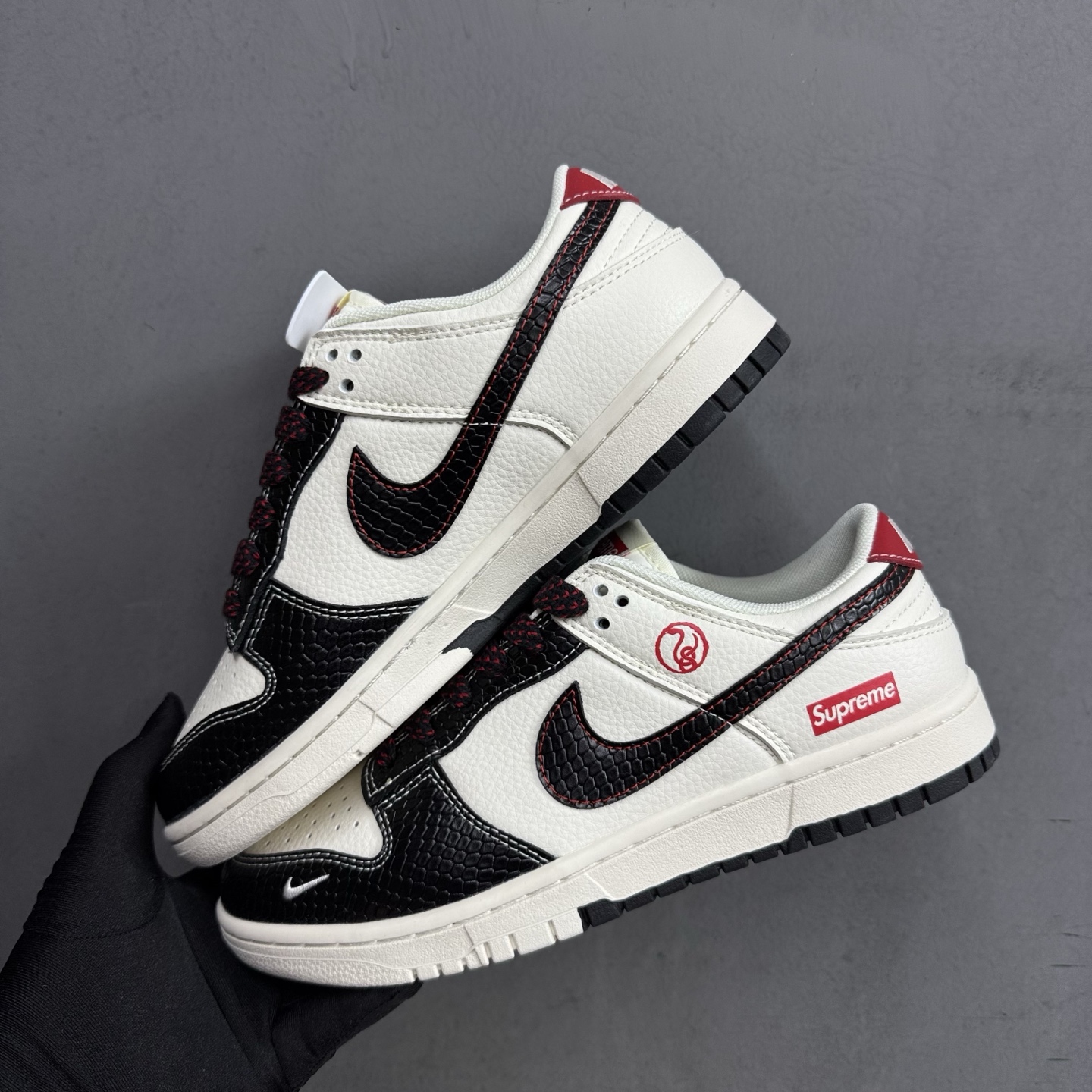 NO:236996,Spot stock (new color) SB custom board shoes Co-branded model NIKE DUNK LOW ATOMIC Couple model Customized co-branded Yuan box version High cleanliness High cost performance beyond your expectations Materials are absolutely unambiguous Original last cardboard Original shoe box Customized hardware accessories Original sole Product number xx9935 035 Size 36 36.5 37.5 38 38.5 39 40 40.5 41 42 42.5 43 44 44.5 45, casual shoes/sports shoes, tom ford, sneakers19860909档口现货（新颜色） SB定制板鞋 联名款 NIKE DUNK LOW ATOMIC 情侣款 定制联名 元盒版本 高清洁度 超乎所想的高性价比 用料绝不含糊 原楦头原纸板 原装鞋盒 定制五金配件 原厂鞋底 货号xx9935 035 尺码36 36.5 37.5 38 38.5 39 40 40.5 41 42 42.5 43 44 44.5 45,休闲鞋/运动鞋,tom ford,sneakers,Women's Shoes