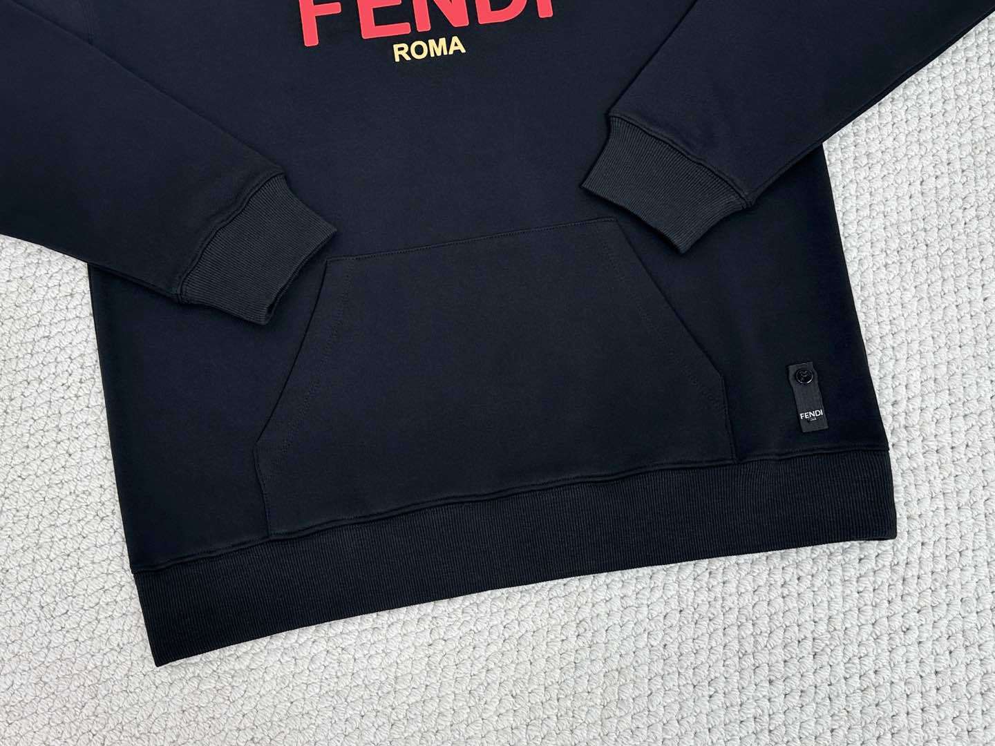 Fendi芬迪-FF/蛇年棉质运动衫
面料:26S双纱+10S鱼鳞底 / 380g
罗纹:21S 2×
