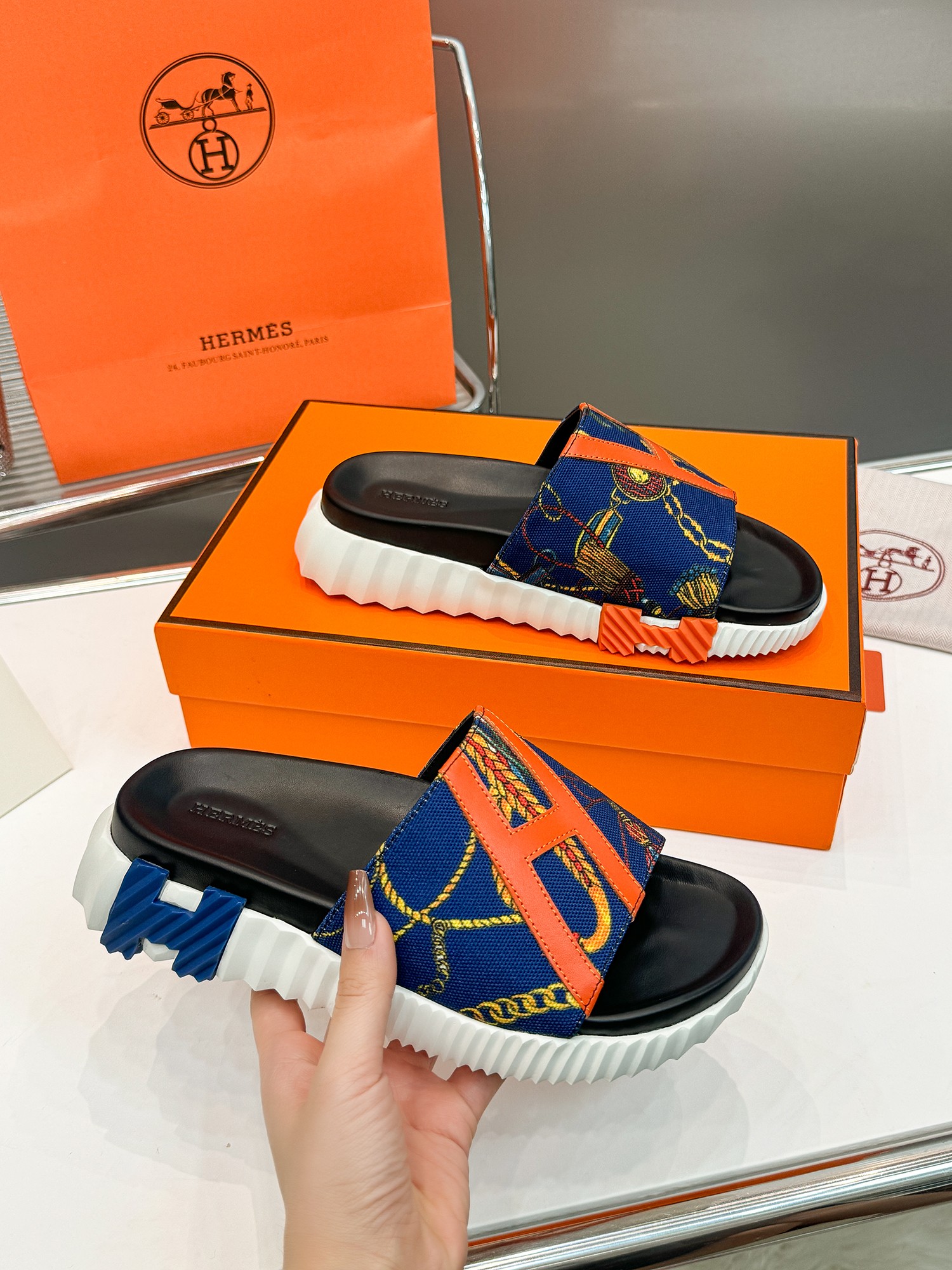 NO:414972,Hermes (HERMES) slippers toe sandals flat shoes beach shoes calfskin nonwoven splicing, casual shoes, I foam sole, light and comfortable. Size 35-46, slippers, hermes, hermes, sandals, flats, slippers, cowhide19860909爱马仕（HERMES）拖鞋套趾凉鞋平底鞋沙滩鞋小牛皮非织拼接,休闲鞋,I发泡底,轻 便舒适.35-46码,拖鞋,hermes,hermes,sandals,flats,slippers,cowhide,Women's Shoes