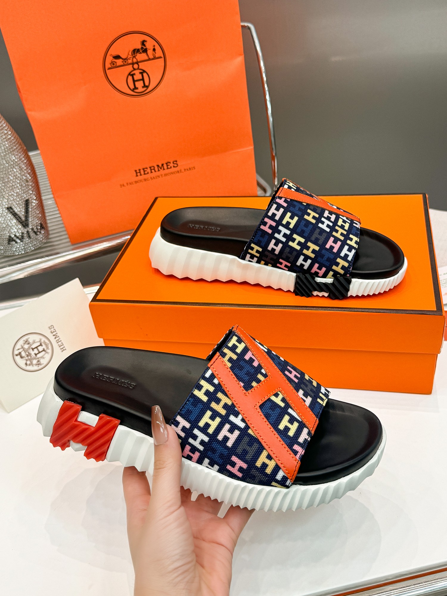 NO:414964,Hermes (HERMES) slippers toe sandals flat shoes beach shoes calfskin nonwoven splicing, casual shoes, IP foam sole, light and comfortable. Size 35-46, slippers, hermes, hermes, sandals, flats, slippers, cowhide19860909爱马仕（HERMES）拖鞋套趾凉鞋平底鞋沙滩鞋小牛皮非织拼接,休闲鞋,IP发泡底,轻 便舒适.35-46码,拖鞋,hermes,hermes,sandals,flats,slippers,cowhide,Women's Shoes