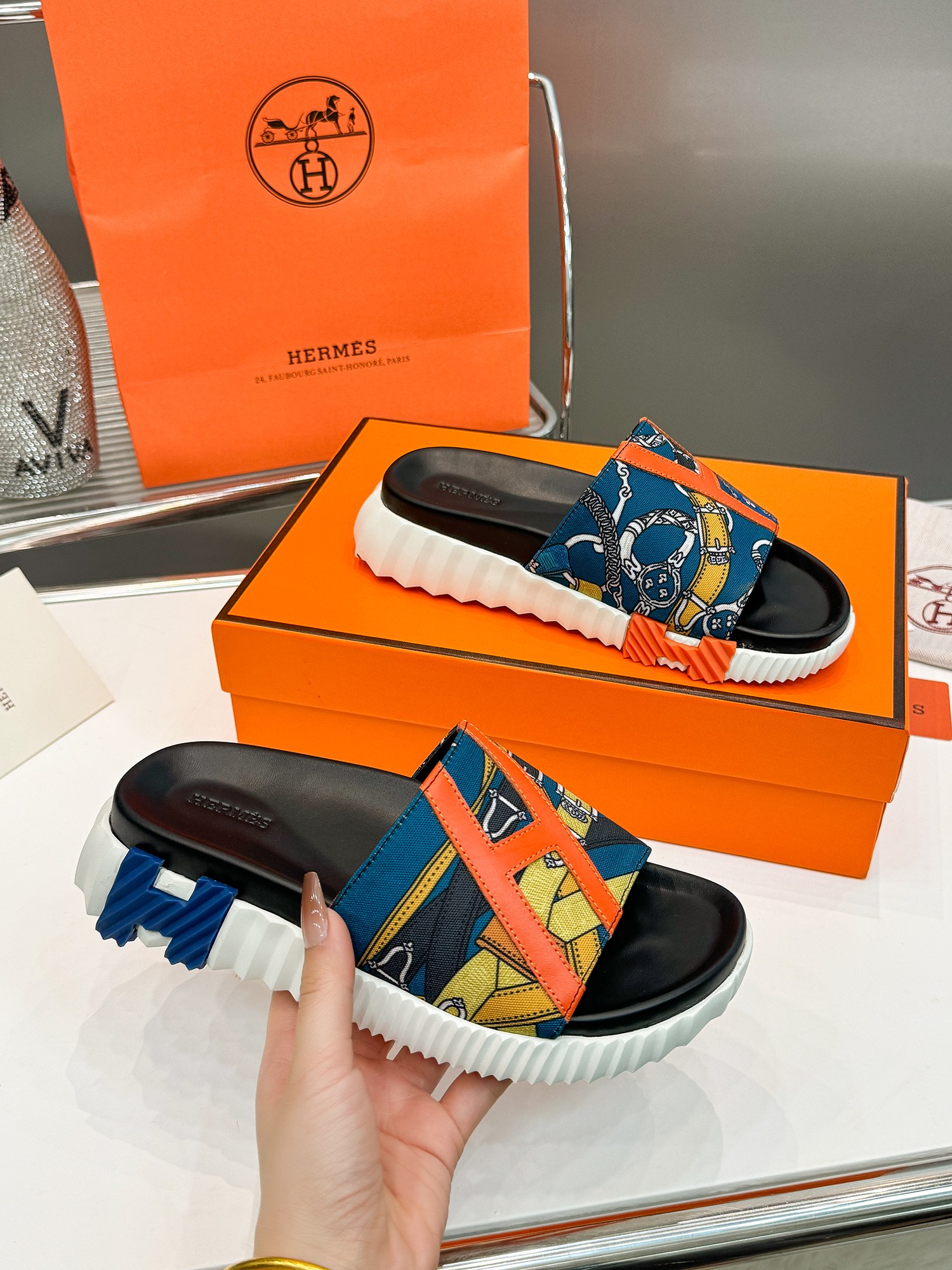 NO:414980,Hermes (HERMES) slippers toe sandals flat shoes beach shoes calfskin nonwoven splicing, casual shoes, IP foam sole, light and comfortable. Size 35-46, slippers, hermes, hermes, sandals, flats, slippers, cowhide19860909爱马仕（HERMES）拖鞋套趾凉鞋平底鞋沙滩鞋小牛皮非织拼接,休闲鞋,IP发泡底,轻 便舒适.35-46码,拖鞋,hermes,hermes,sandals,flats,slippers,cowhide,Women's Shoes