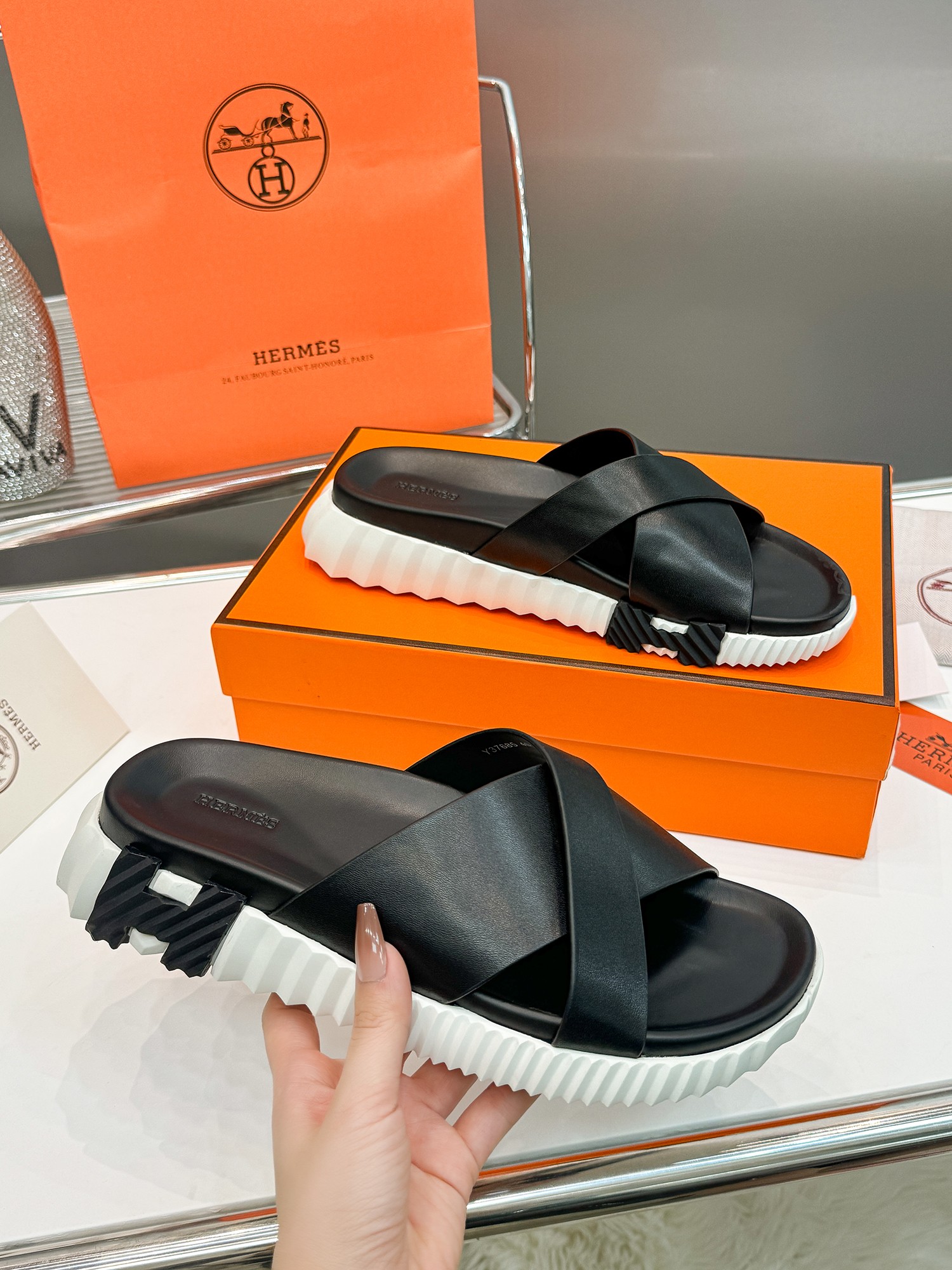 NO:414960,Hermes (HERMES) slippers toe sandals flat shoes beach shoes calfskin splicing, casual shoes, IP foam sole, light and comfortable. Size 35-46, slippers, hermes, hermes, sandals, flats, slippers, cowhide19860909爱马仕（HERMES）拖鞋套趾凉鞋平底鞋沙滩鞋小牛皮拼接,休闲鞋,IP发泡底,轻 便舒适.35-46码,拖鞋,hermes,hermes,sandals,flats,slippers,cowhide,Women's Shoes